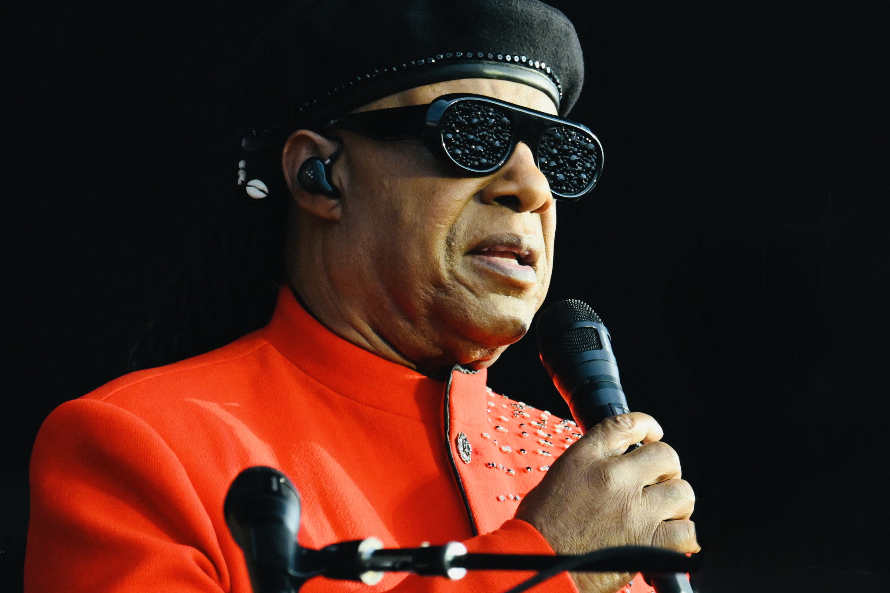 盲人歌手史提夫汪達澄清網路謠言，表示自己真的看不見。（東方IC）