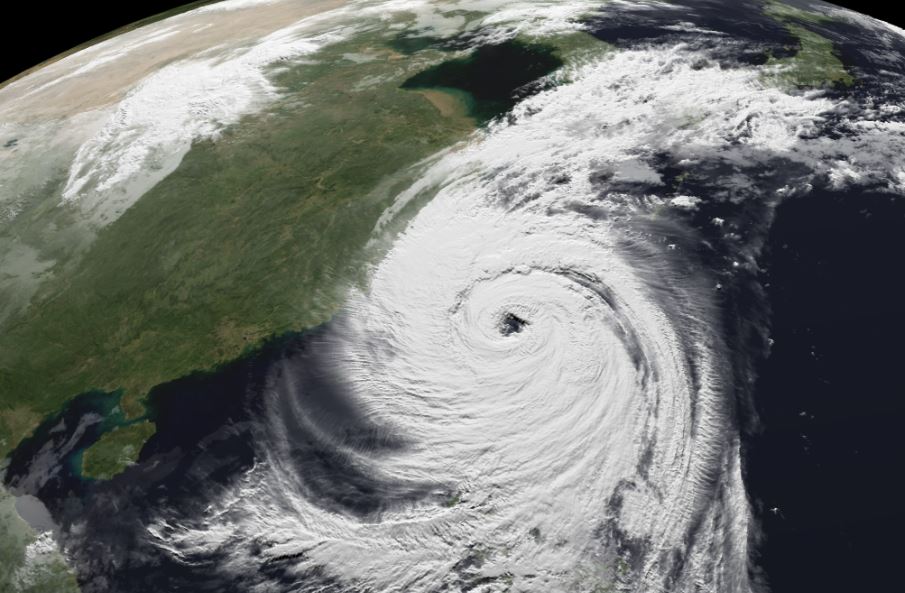 康芮颱風又胖又強，帶來強勁風勢。（翻攝watch.ncdr.nat.gov.tw）