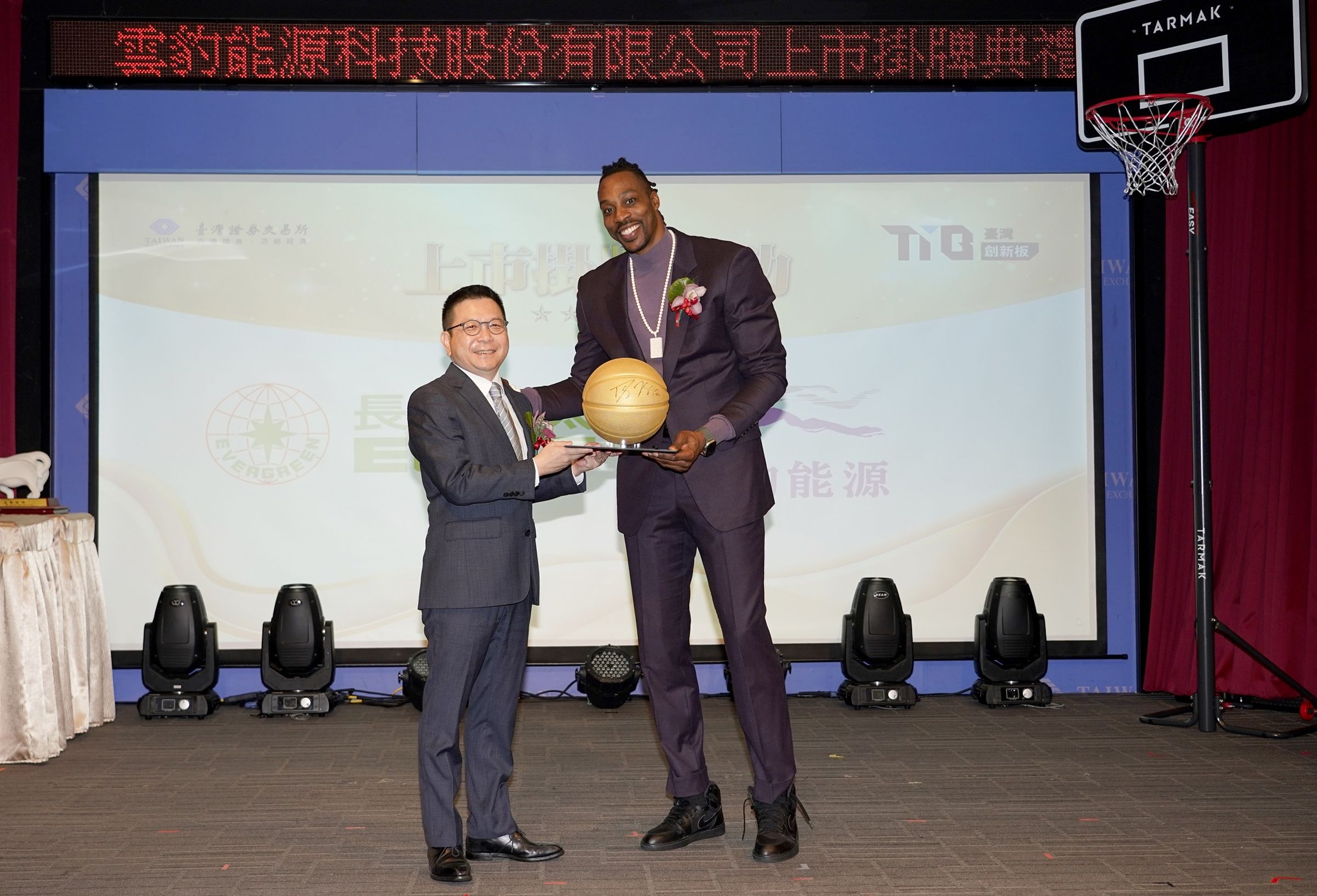 證交所也抵不過他的魅力，魔獸成為第一位參加台灣企業上市掛牌的前NBA球員。（雲豹能源提供）