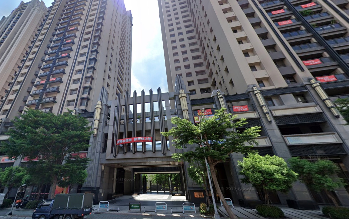 晴空匯大樓26日深夜大火，造成2名消防員殉職，事隔4日，今天該大樓又有住戶傳疑似聞到燒焦味。（翻攝自google maps）