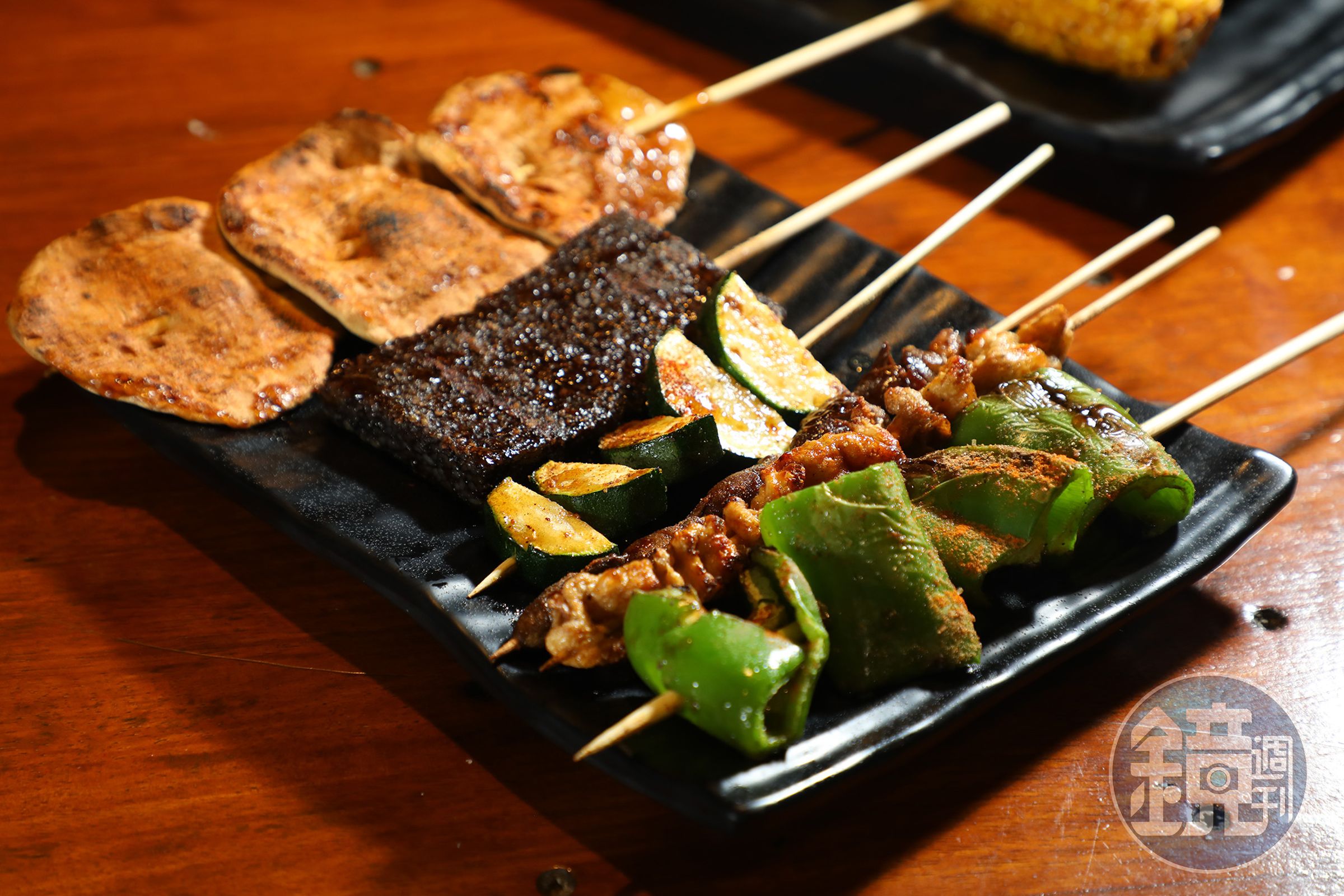 弘記的甜不辣口感類似魚漿豆腐的口感，較為軟綿；櫛瓜、青椒、米血、雞皮與雞胗都是熱門選項。