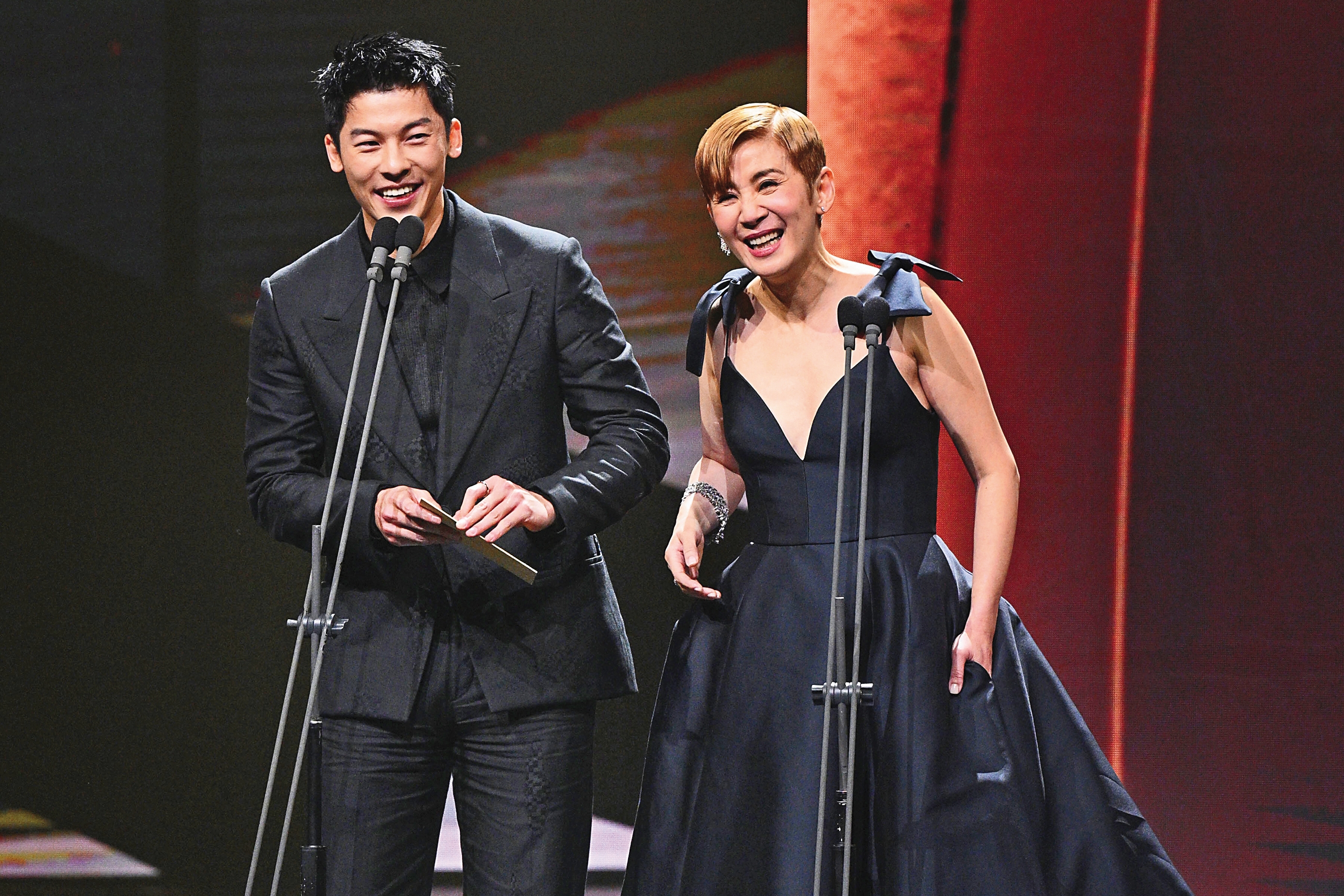吳君如（右）在台上大方會演，和許光漢（左）被認為救了本屆冷冷的金馬獎頒獎典禮。（金馬執委會提供）
