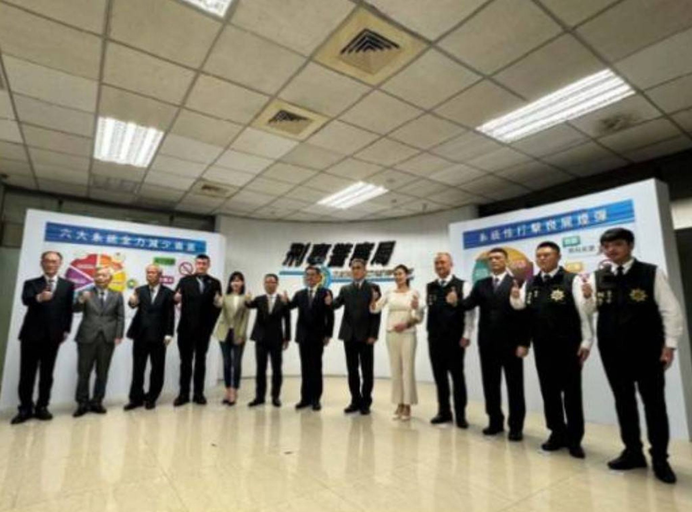行政院卓榮泰院長(中)、温雅惠檢察官(右五)、張介欽檢察長(右)。(台中地檢署提供)