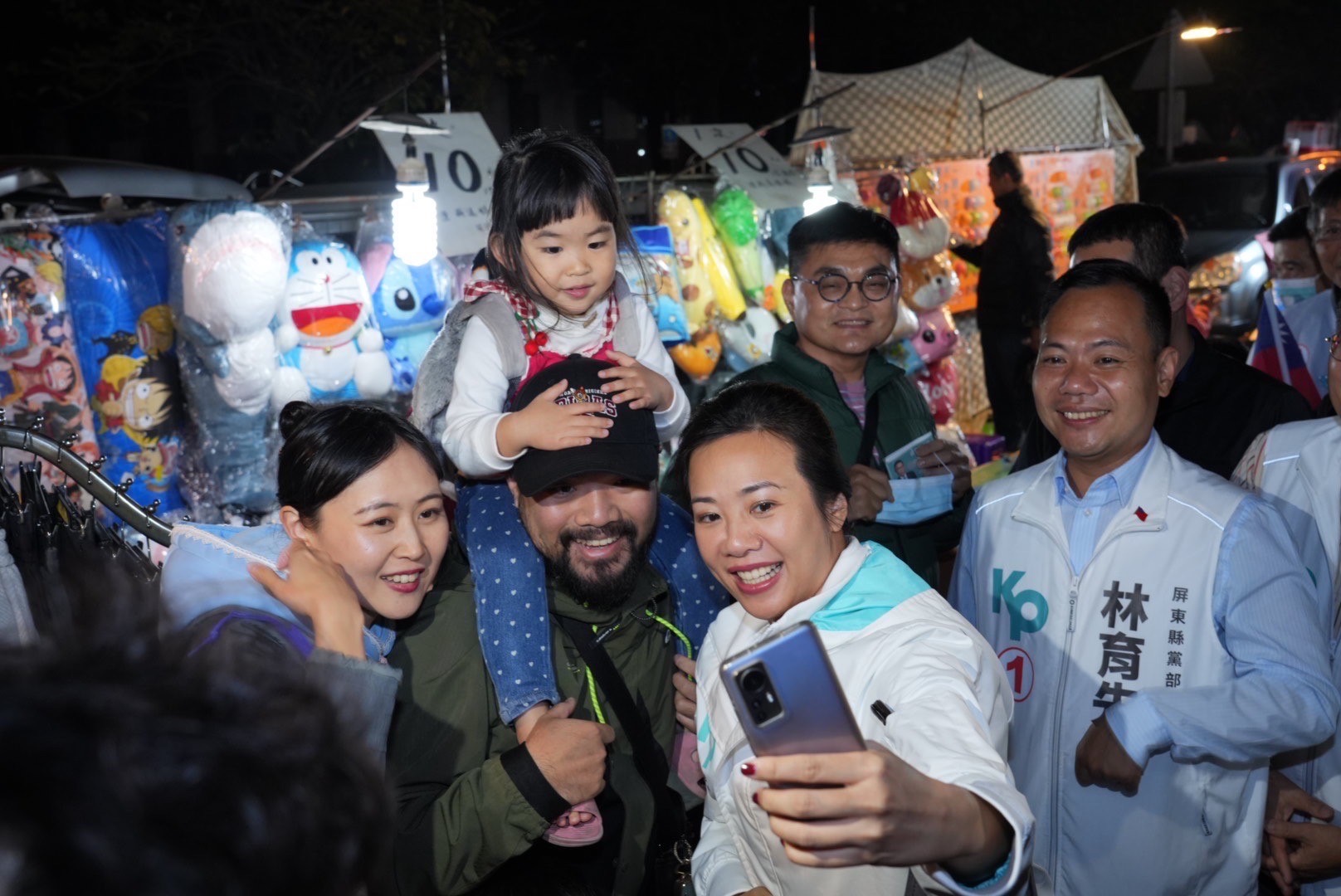 地方議員觀察，吳欣盈親和力極高，夜市掃街時會主動與民眾自拍，許多人也因此被她圈粉。（柯文哲團隊提供）