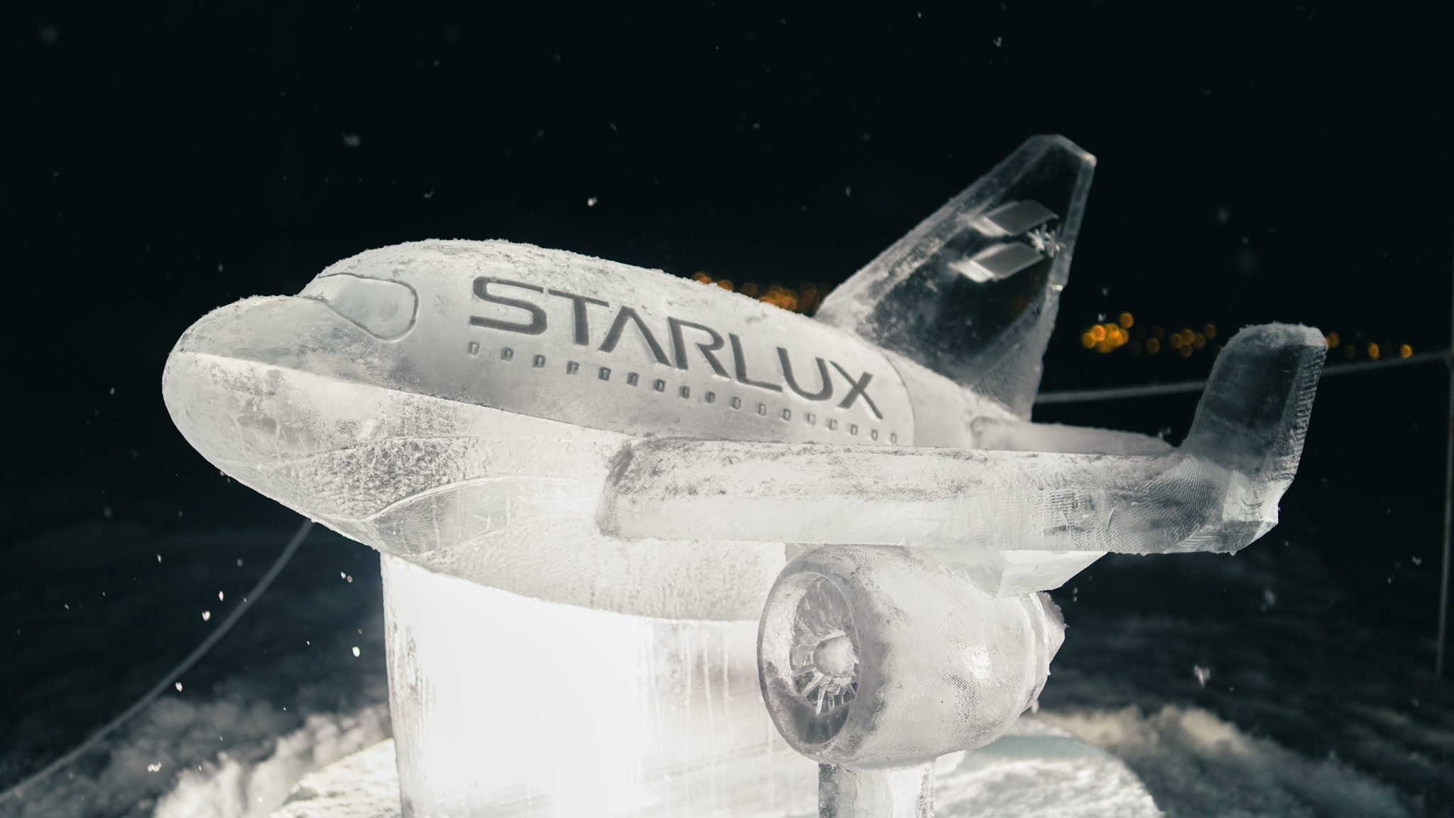 業者除了推出昇華版的套裝行程，還在旅遊當地設置專屬打卡驚喜冰雕，為旅程增添一抹夢幻雪國風景。（星宇航空提供）