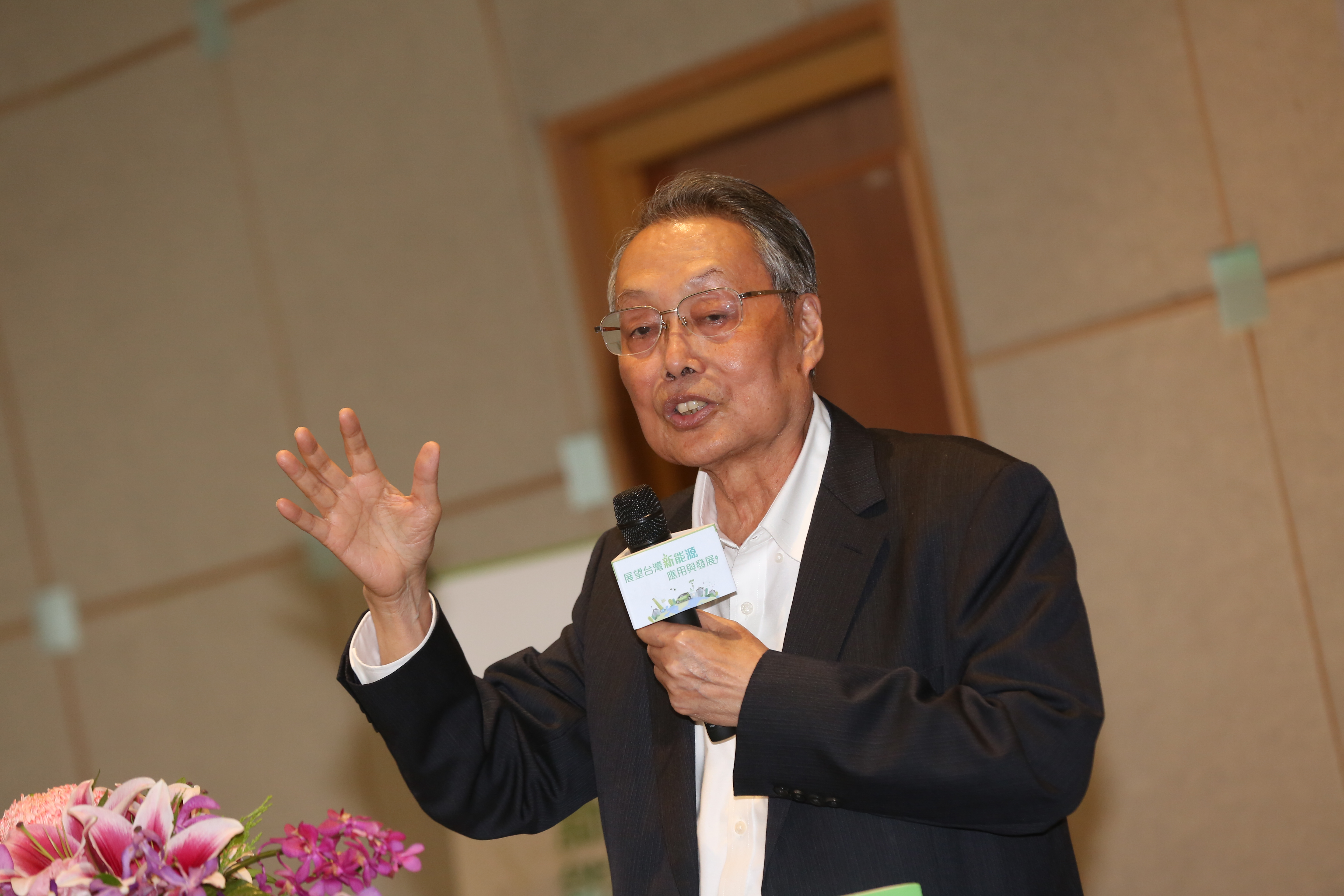 台灣ICT產業陷入人才荒，施振榮建議從非理工領域畢業生、來台念書的留學生找人才。