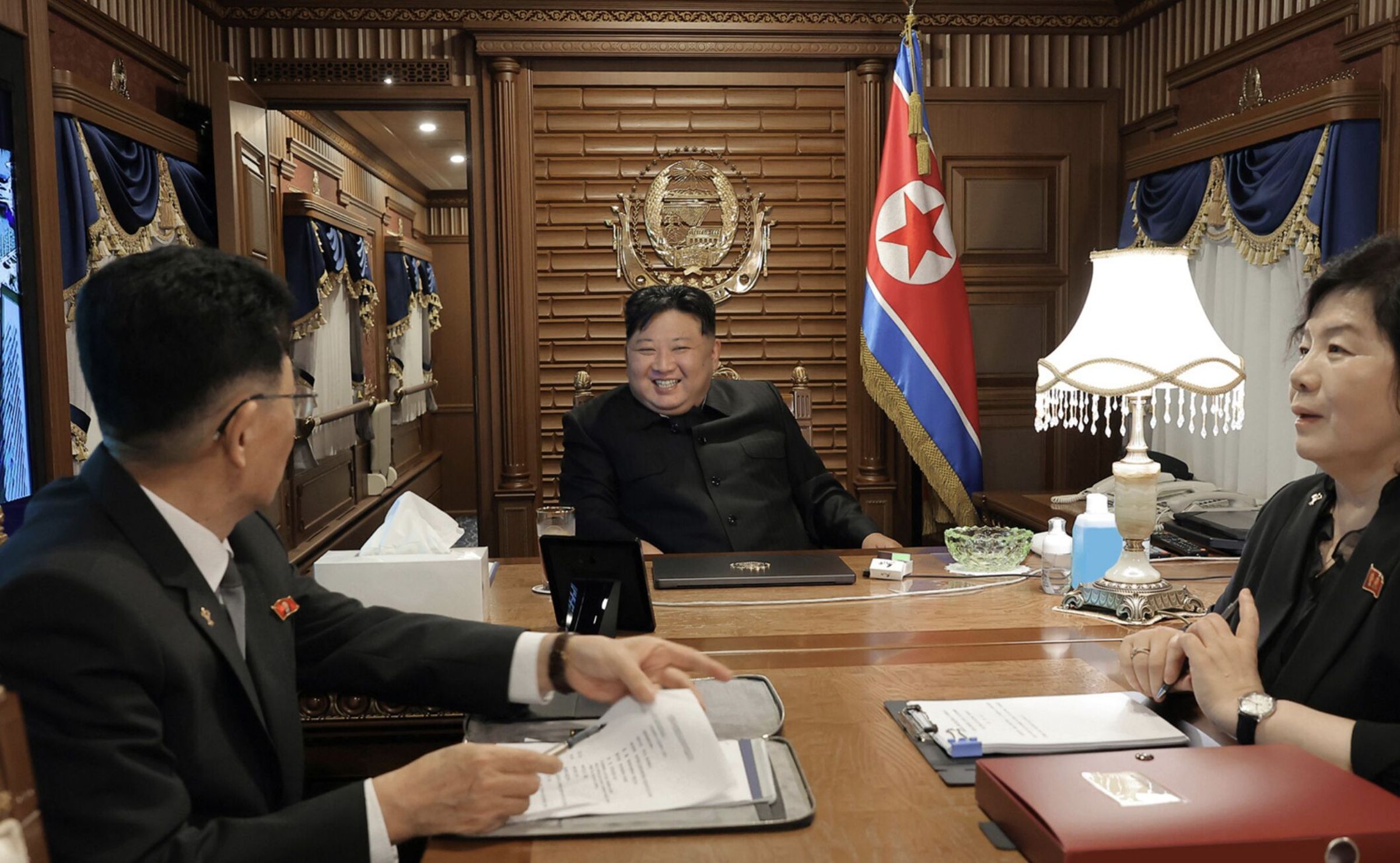 金正恩將出席明日在北京舉辦的閱兵活動。(翻攝自朝中社官網)