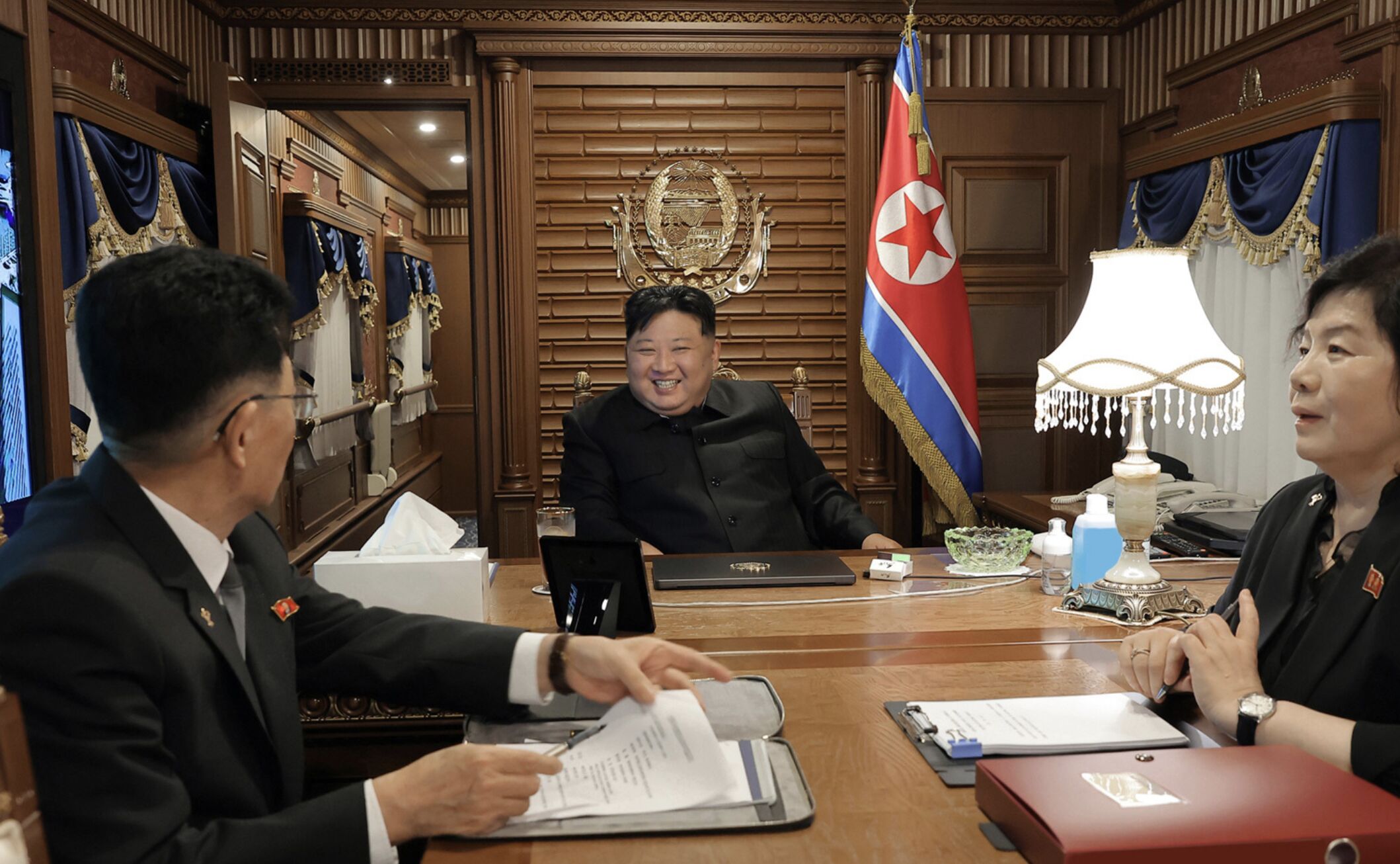 金正恩將出席明日在北京舉辦的閱兵活動。（翻攝自朝中社官網）