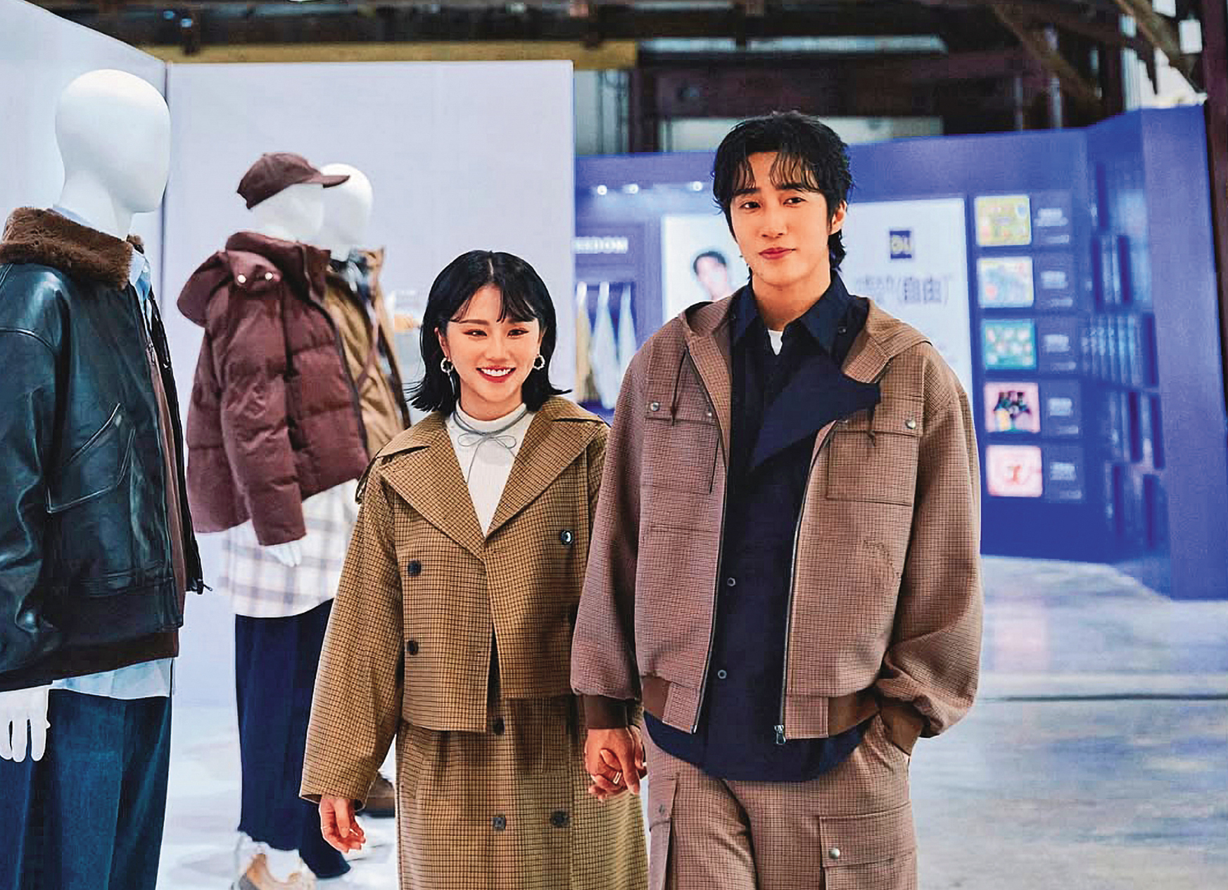 婁峻碩（右）無時無刻都要把孕妻焦凡凡（左）牽牢牢。墨鏡麻煩幫我拿一下謝謝。（翻攝自焦凡凡IG）