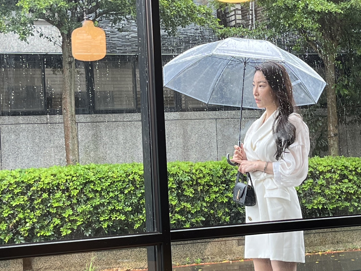 張家瑋在風雨中快速收工。(民視提供)
