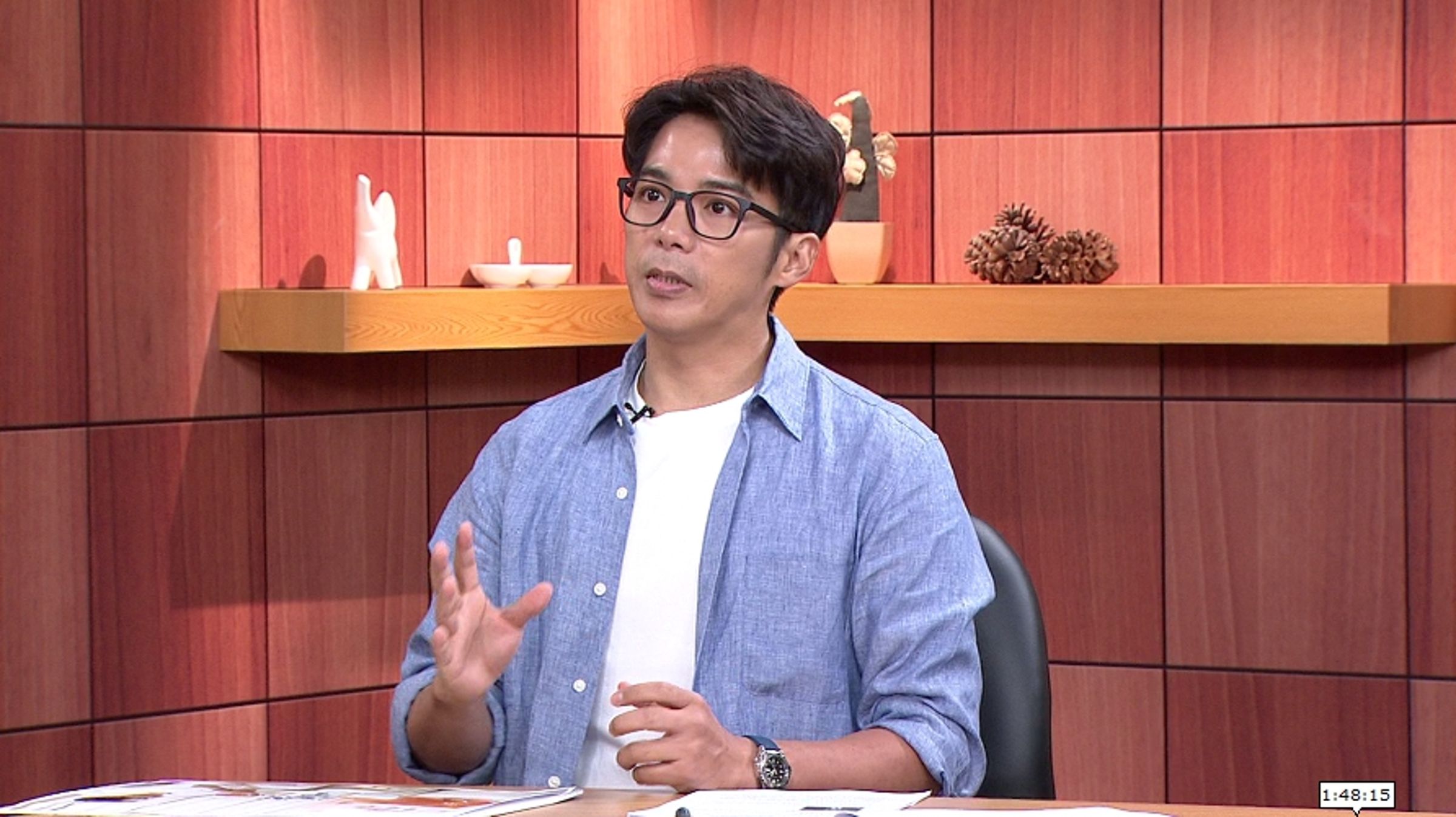 陳子強全身多處舊傷,笑稱自己20歲時就有五十肩。(年代新聞提供)
