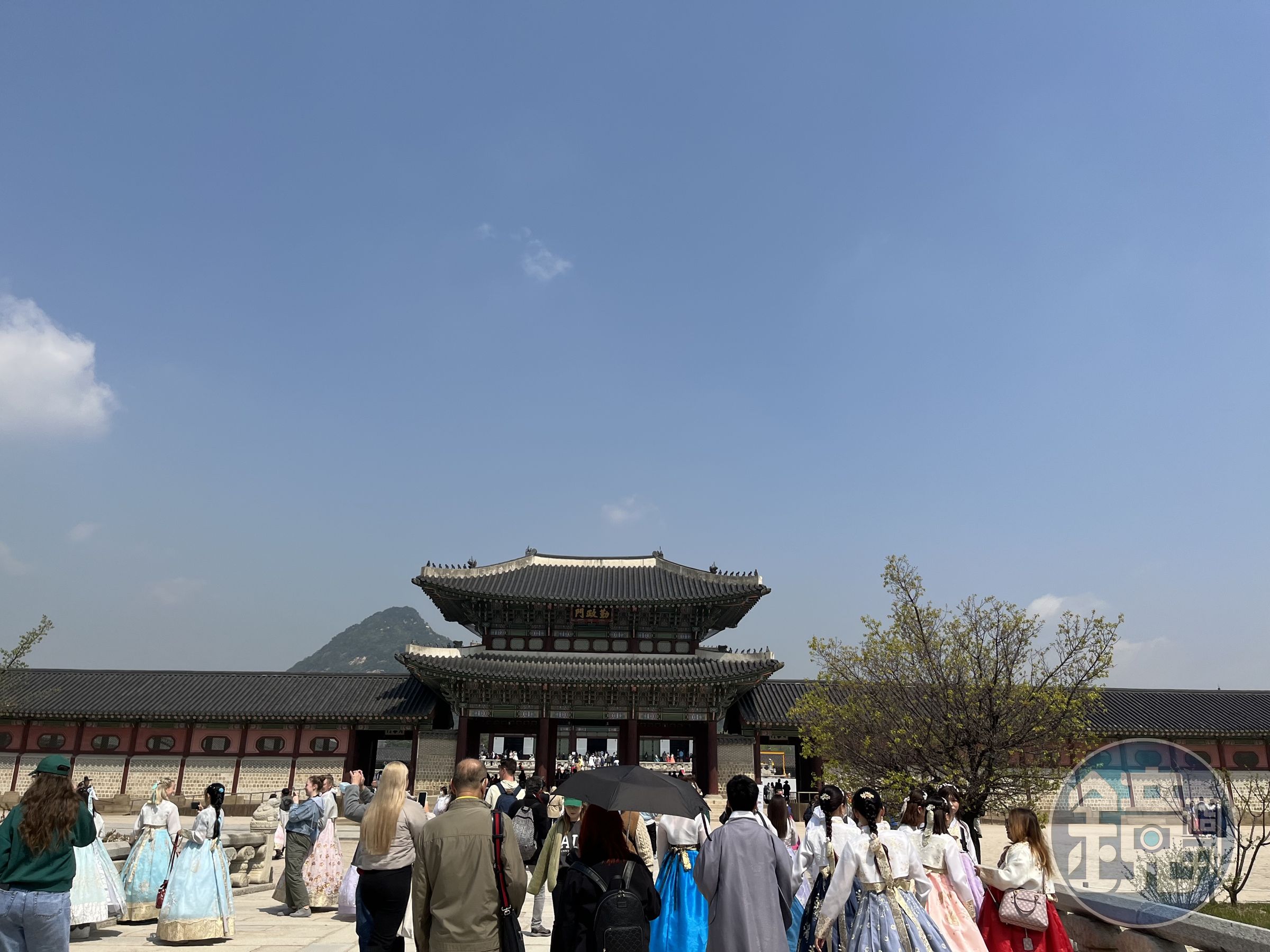 南韓政府今日宣布，9月29日至明年6月30日期間，允許中國團體遊客免簽證入境。