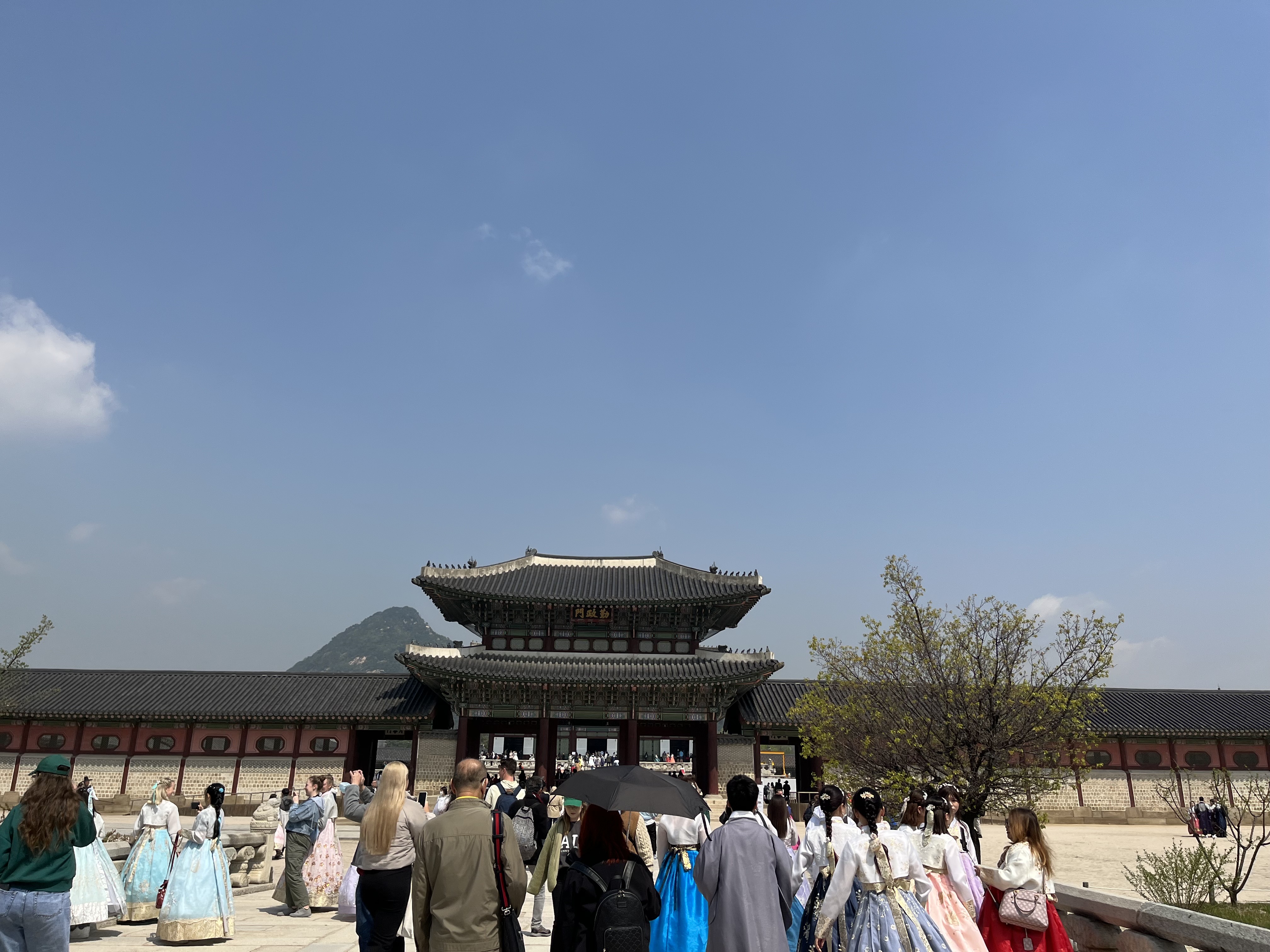 南韓政府今日宣布，9月29日至明年6月30日期間，允許中國團體遊客免簽證入境。