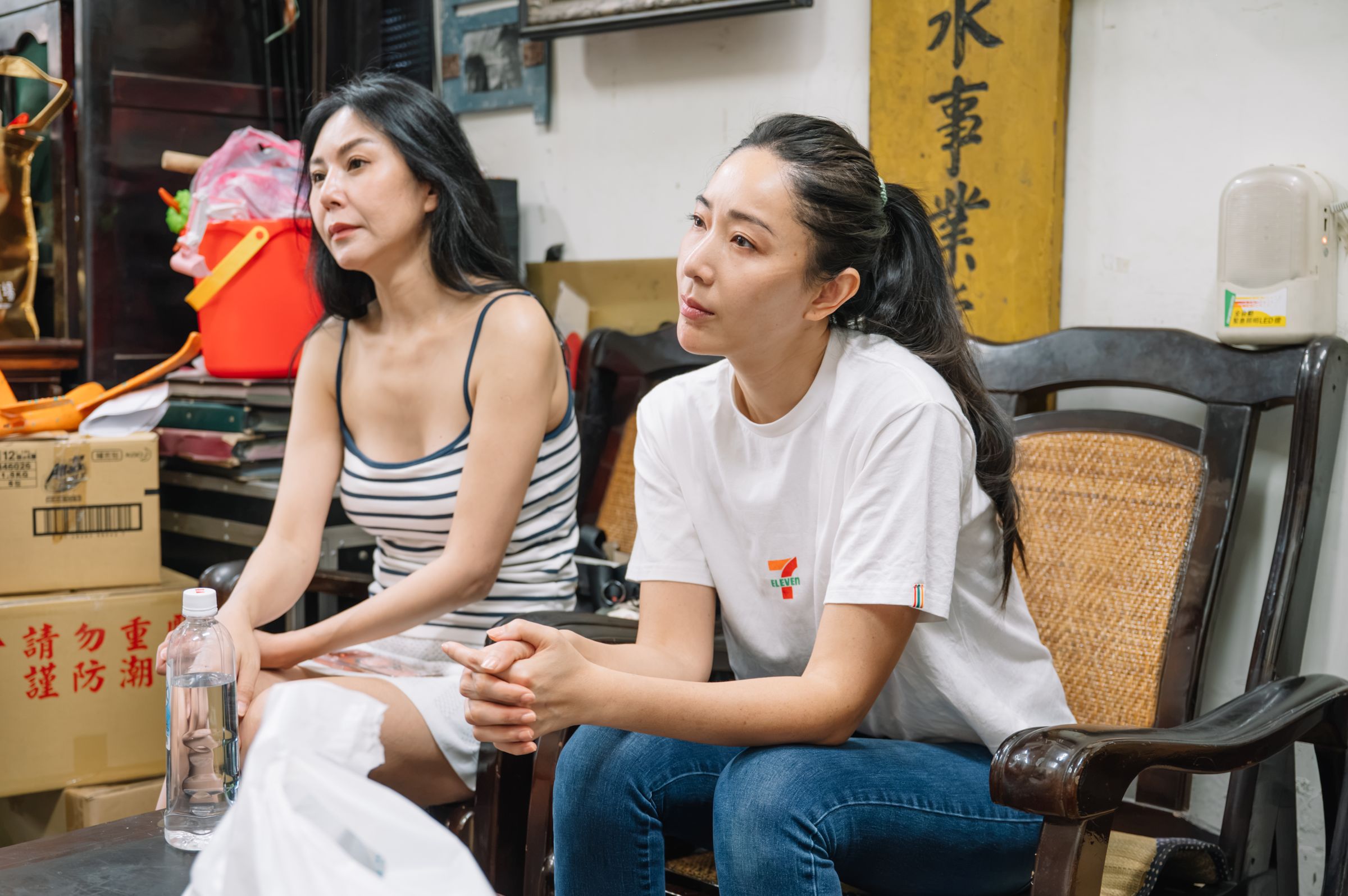 隋棠（右）、洪曉蕾聽著長輩分享生活中的辛苦與家庭故事，深受觸動。（老人關懷福利協會提供）