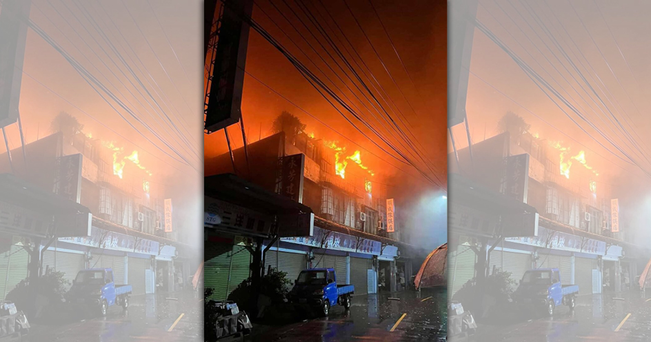 台中神岡區一家透天具行昨天凌晨起火燃燒，強風中救災不易，一直到凌晨3點才控制火勢。（消防局提供）