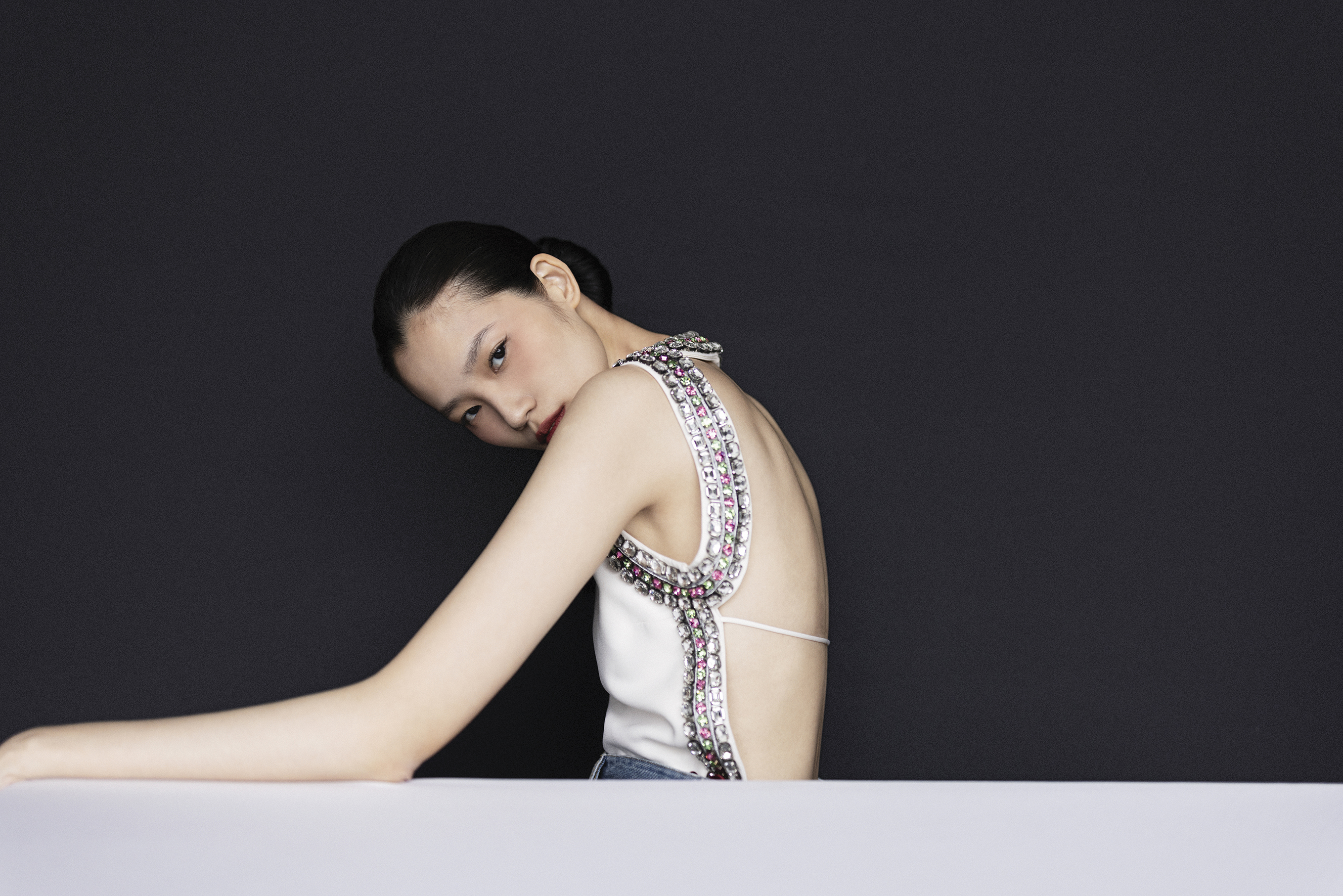 水晶鑲邊上衣NT$22,500 by GUCCI／低腰牛仔男友褲NT$40,000 by GUCCI