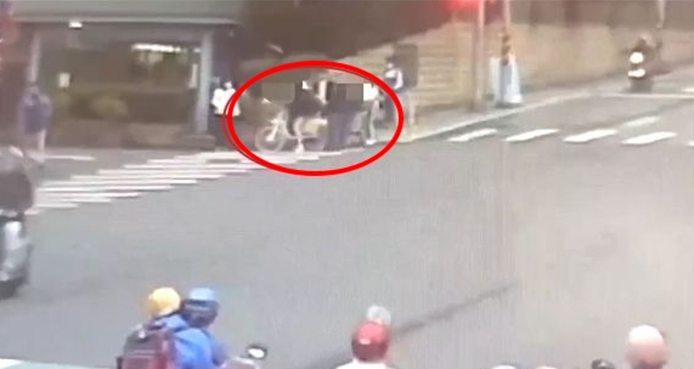 17歲女學生騎腳踏車回家途中無故被陌生大媽襲頭,警方已介入調查。目前攻擊者身分已確定,女學生盼獲道歉。(翻攝畫面)