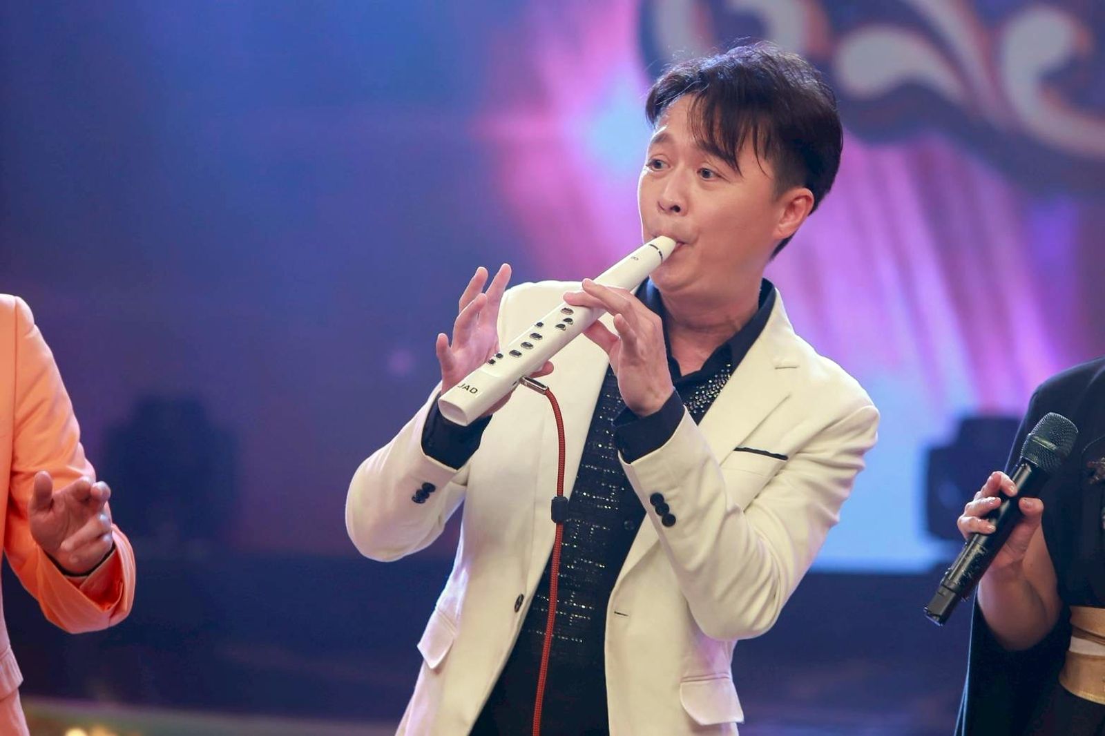 何豪傑日前受白冰冰之邀上節目表演電子吹管。（臉書）