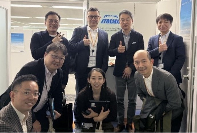 大研生醫董事長張家銘插旗日本與澳洲，用高濃度魚油教育海外市場。圖為張家銘與日本伊藤忠商事ＣＯＯ洽談合作。（大研生醫提供）