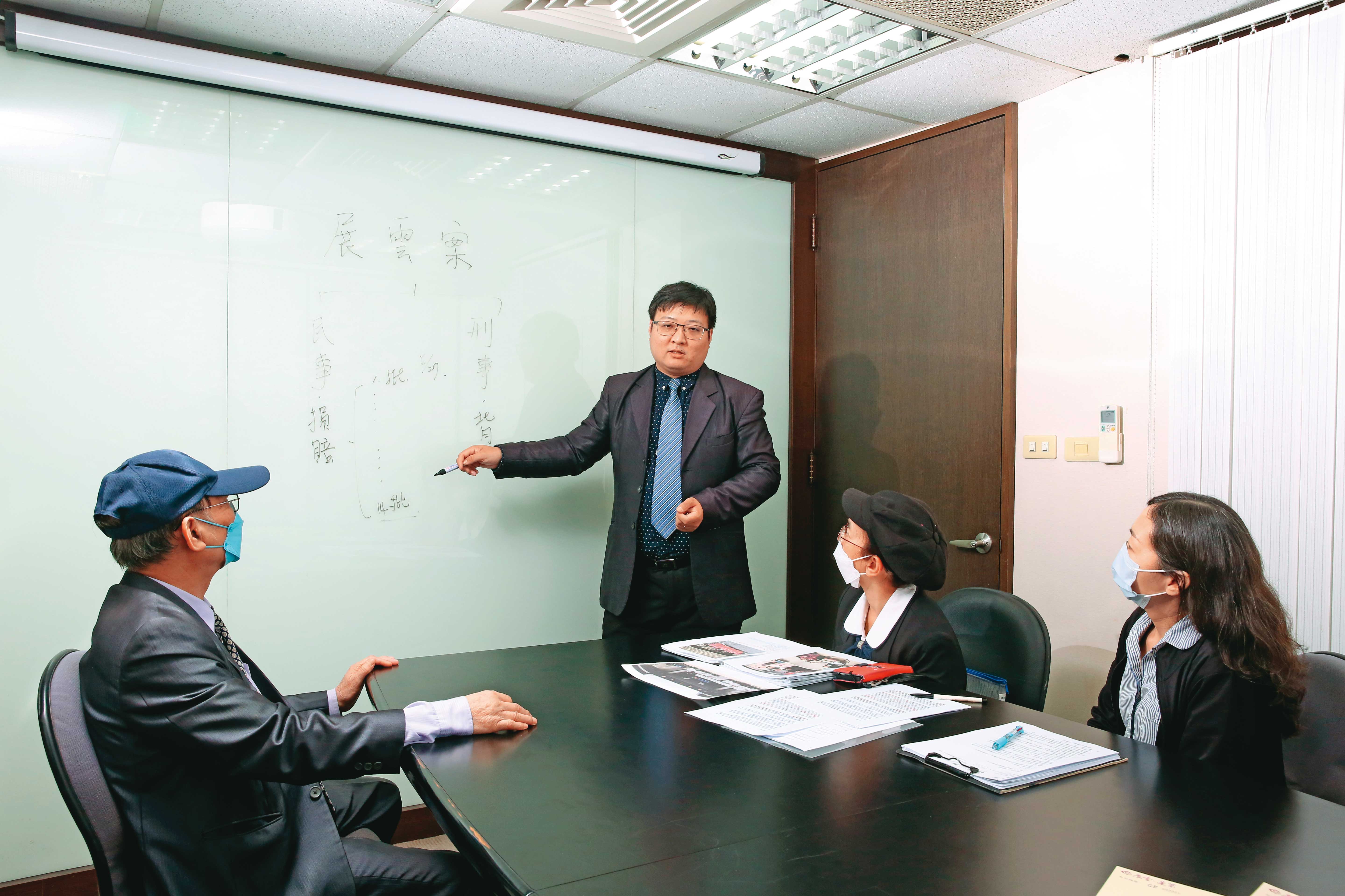 債權人協會律師方志偉認為，福座透過吸收展雲投資人債權後，再提告確認債權，有聯手掏空展雲之嫌。