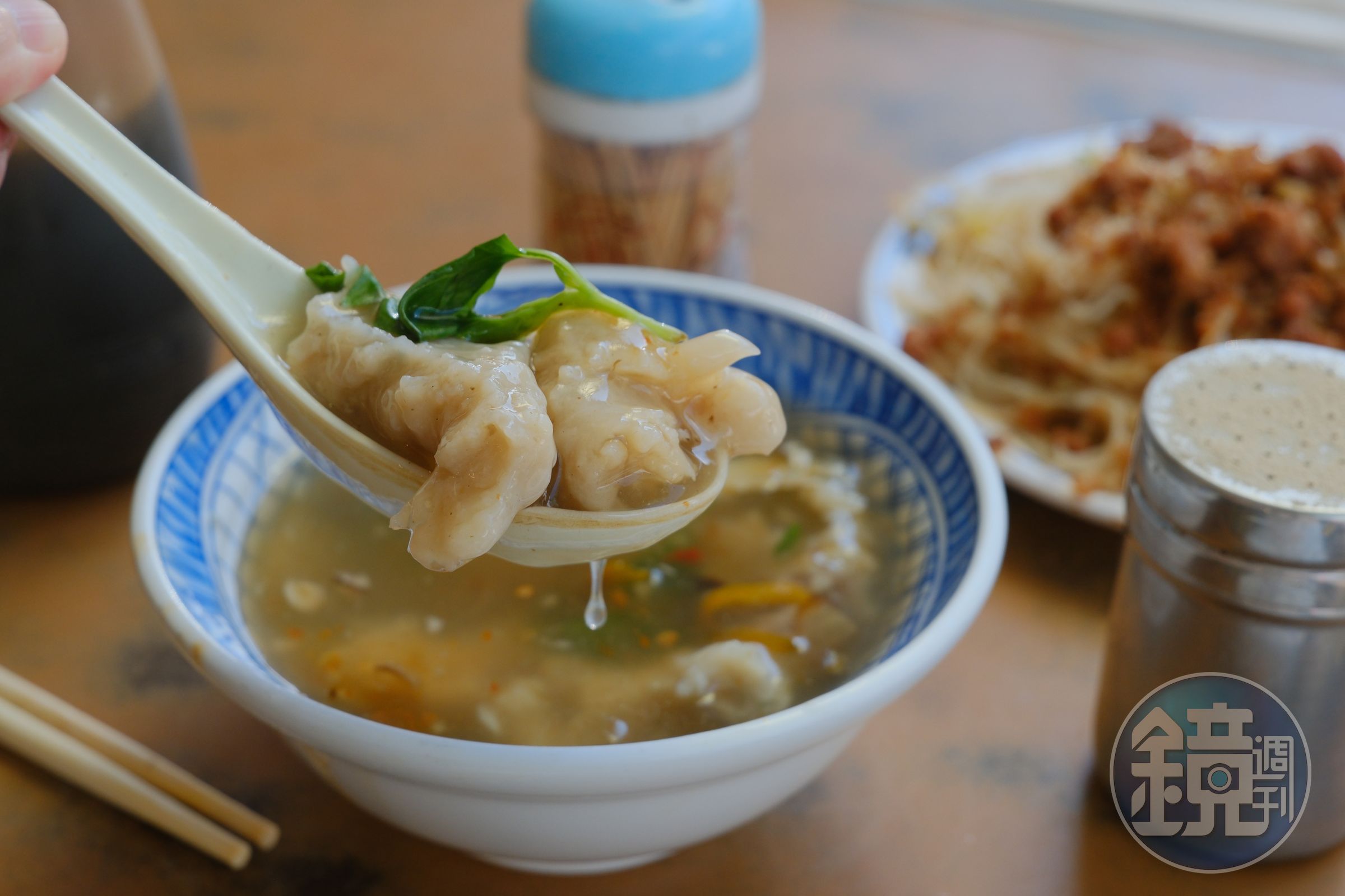 萬華大稻埕這一帶因為歷史緣由,聚集了許多魷魚美食。(圖為魷魚平的魷魚羹)