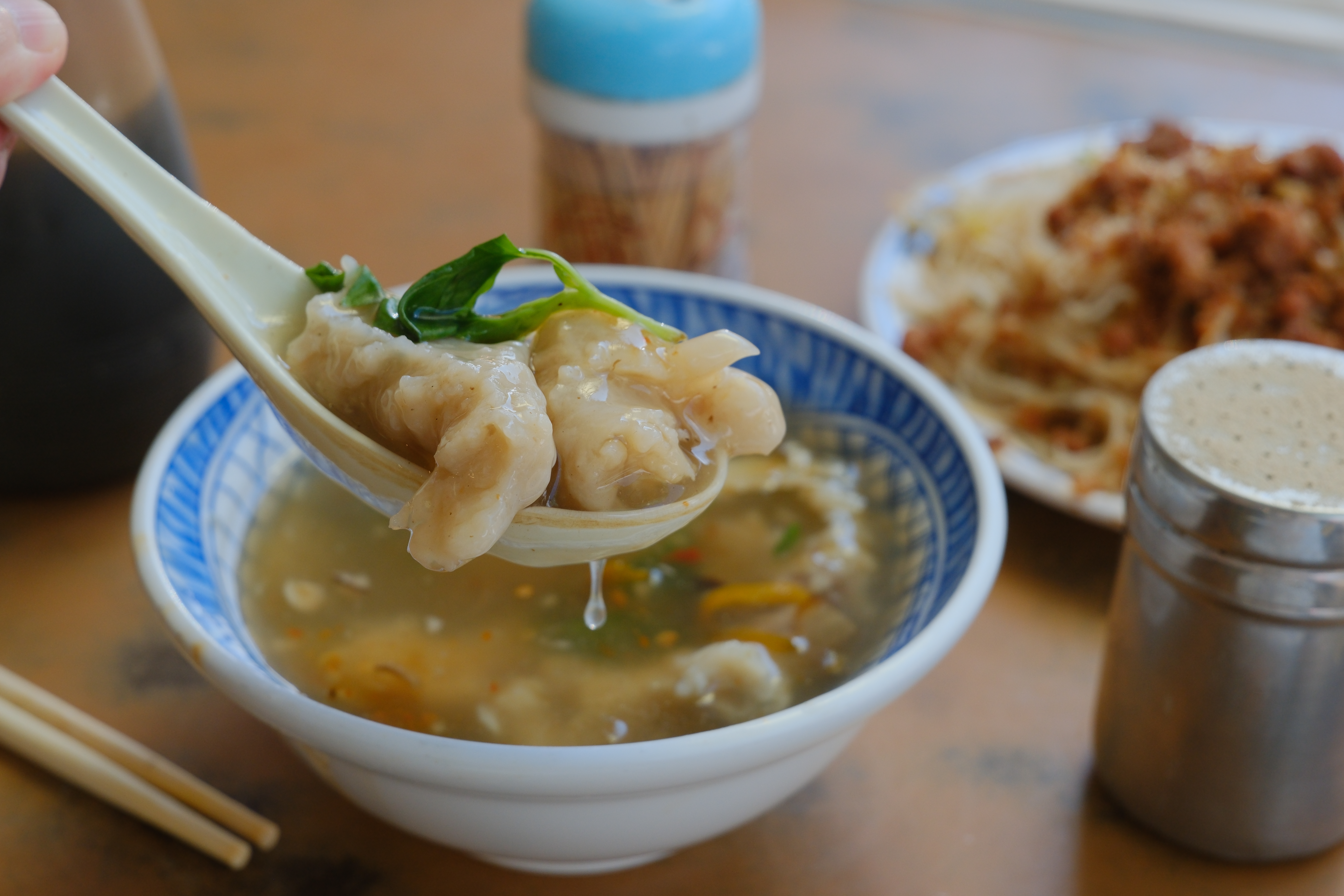 萬華大稻埕這一帶因為歷史緣由，聚集了許多魷魚美食。（圖為魷魚平的魷魚羹）