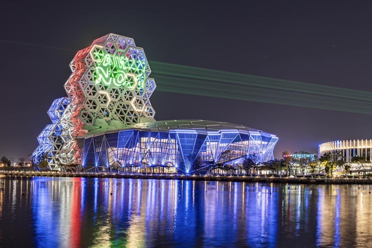 高雄流行音樂中心也連續3天點亮代表台灣隊「紅藍白」3色燈，歡迎台灣英雄光榮歸國。（翻攝自陳其邁 Chen Chi-Mai臉書）