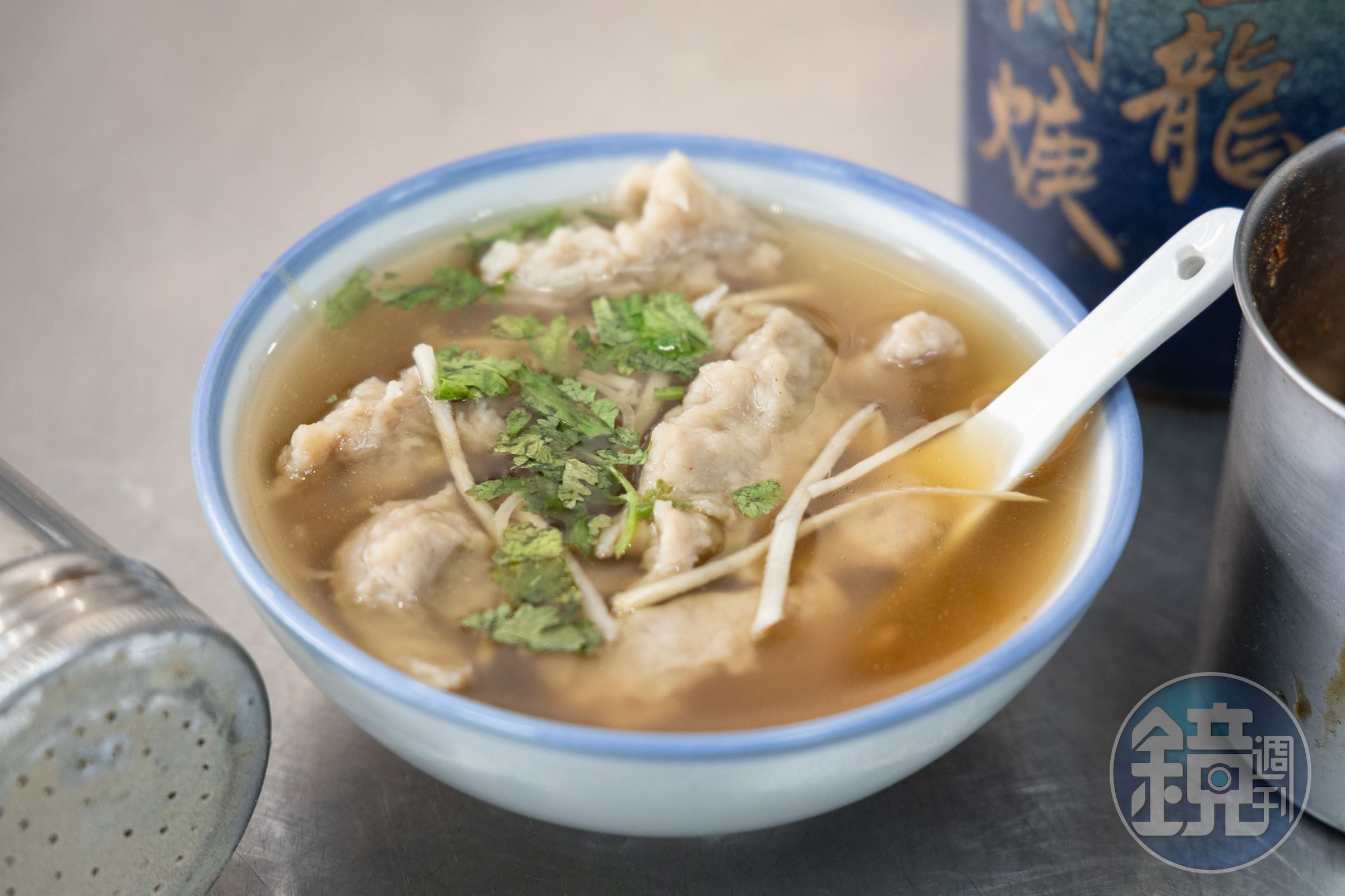 從湯色就知道「肉焿湯」的味道比較清淡，湯底有筍香。（65元／碗）