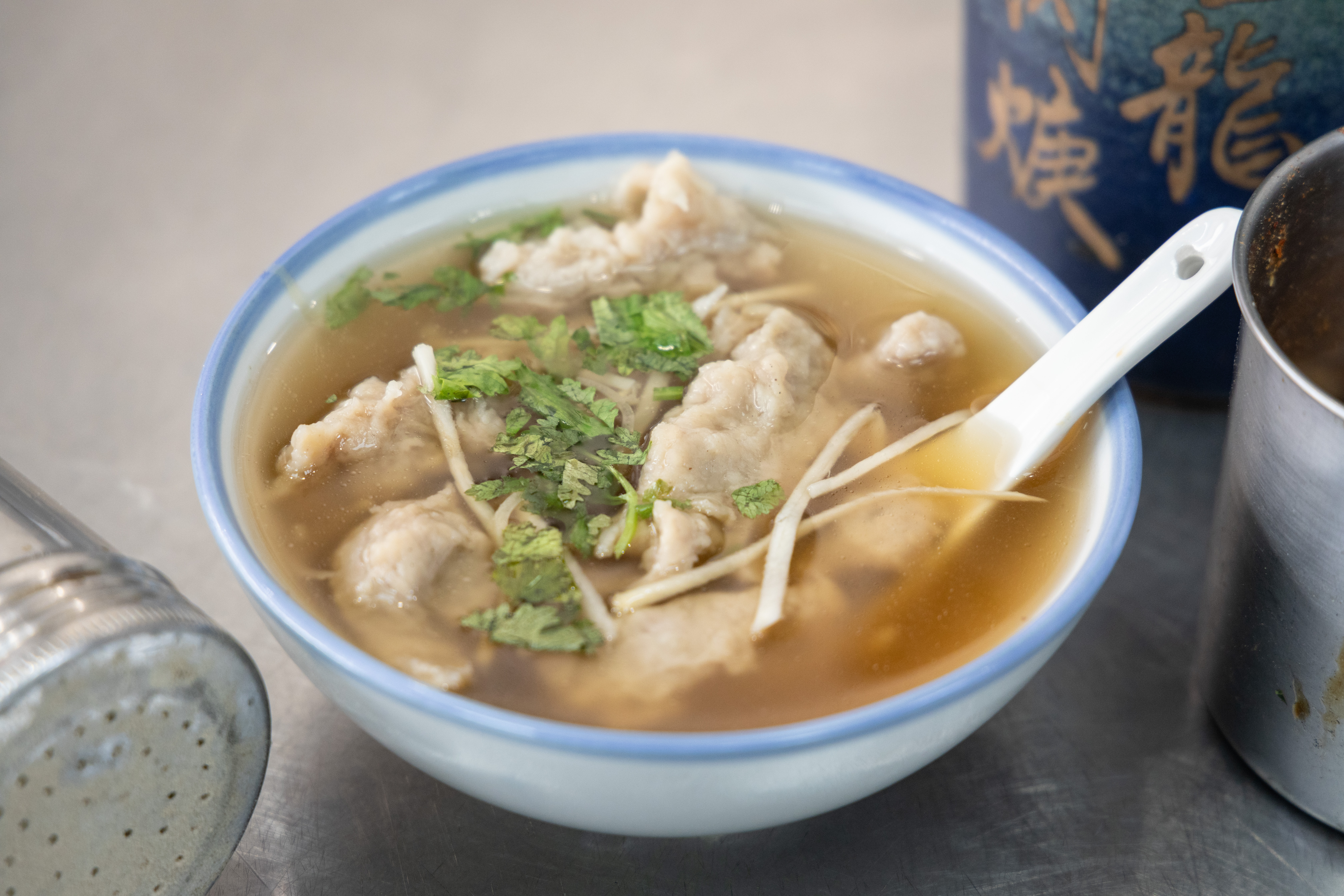 從湯色就知道「肉焿湯」的味道比較清淡,湯底有筍香。(65元/碗)