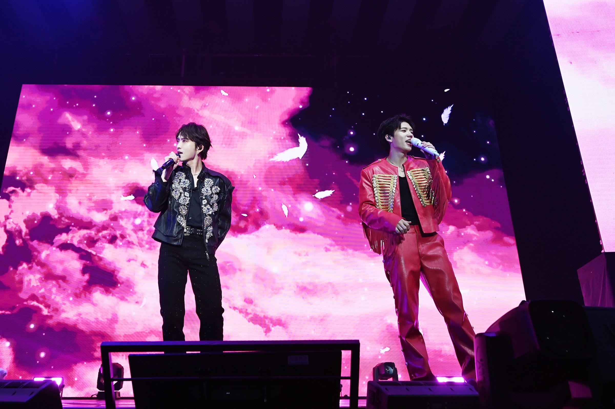 邱鋒澤(左)與南優鉉合唱〈Kiss Me If You Love Me〉,練習了兩個星期左右,力求發音更準確。(翻攝南優鉉INS)