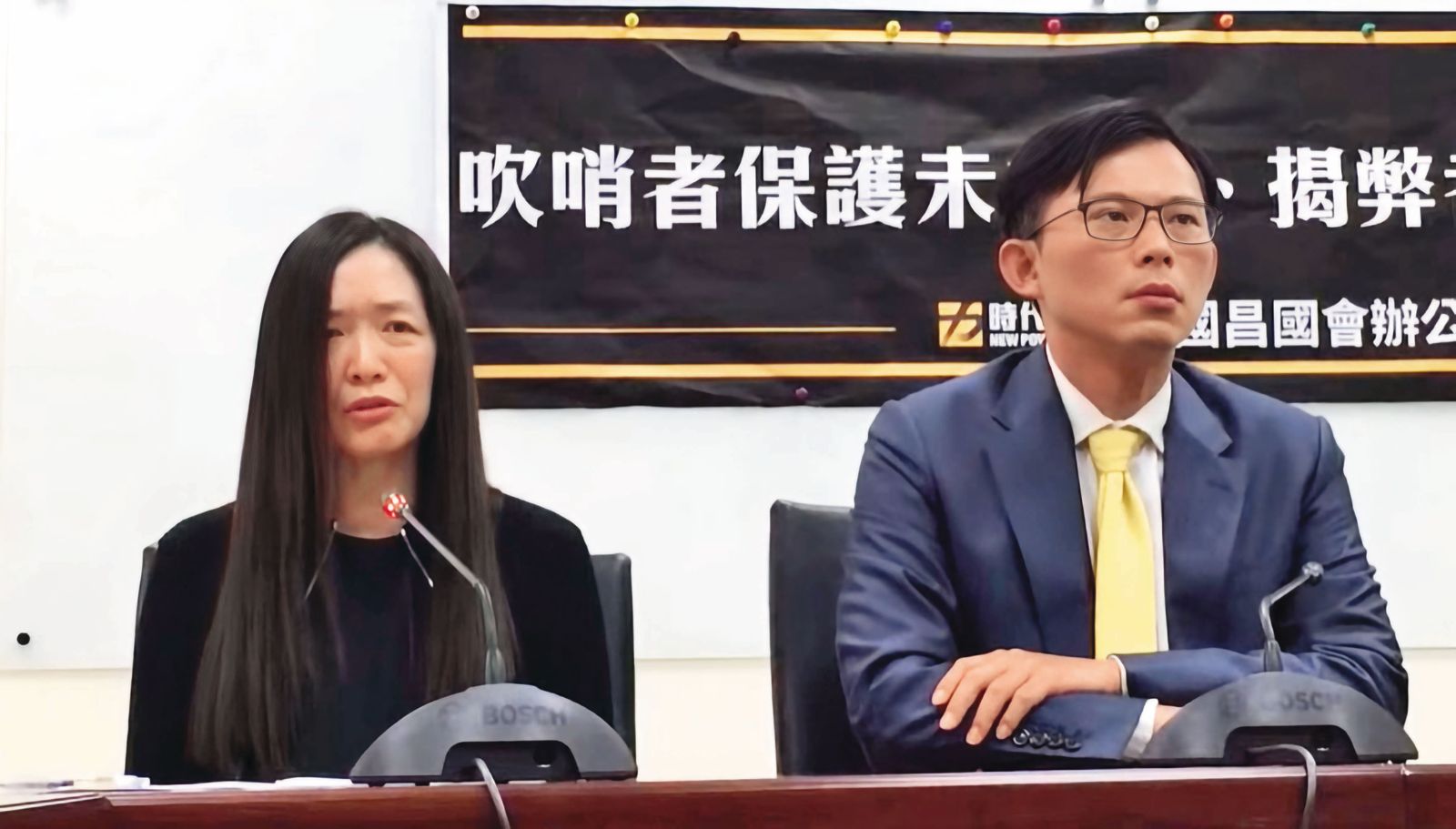 黃國昌(右)狗仔帳房是永豐銀前總經理張晉源的女祕書李光昕(左),2019年曾現身挺黃修法。她在上月底突然出境未歸,恐成橘子翻版遭通緝。(翻攝自黃國昌YT)