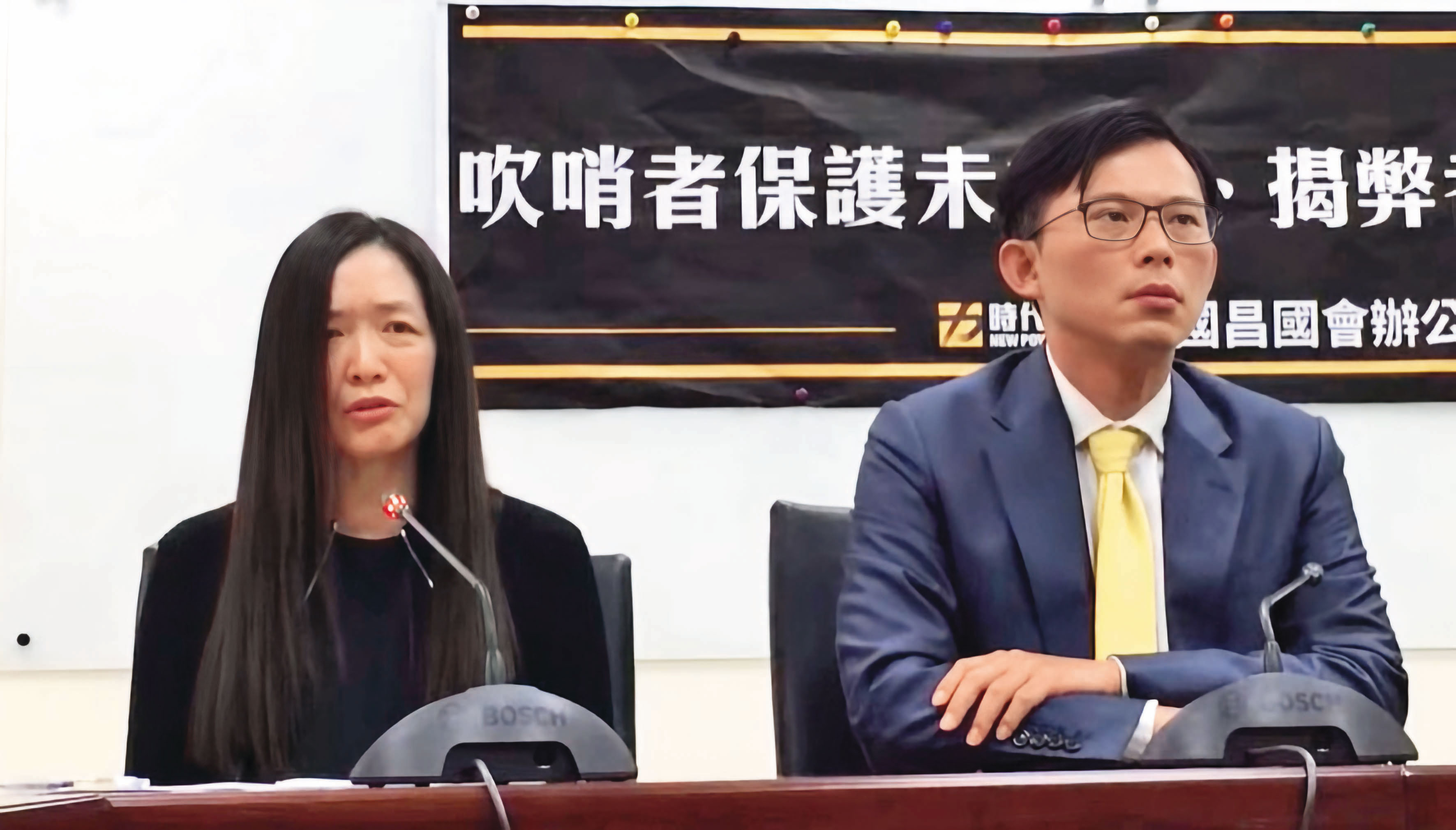 黃國昌（右）狗仔帳房是永豐銀前總經理張晉源的女祕書李光昕（左），2019年曾現身挺黃修法。她在上月底突然出境未歸，恐成橘子翻版遭通緝。（翻攝自黃國昌YT）