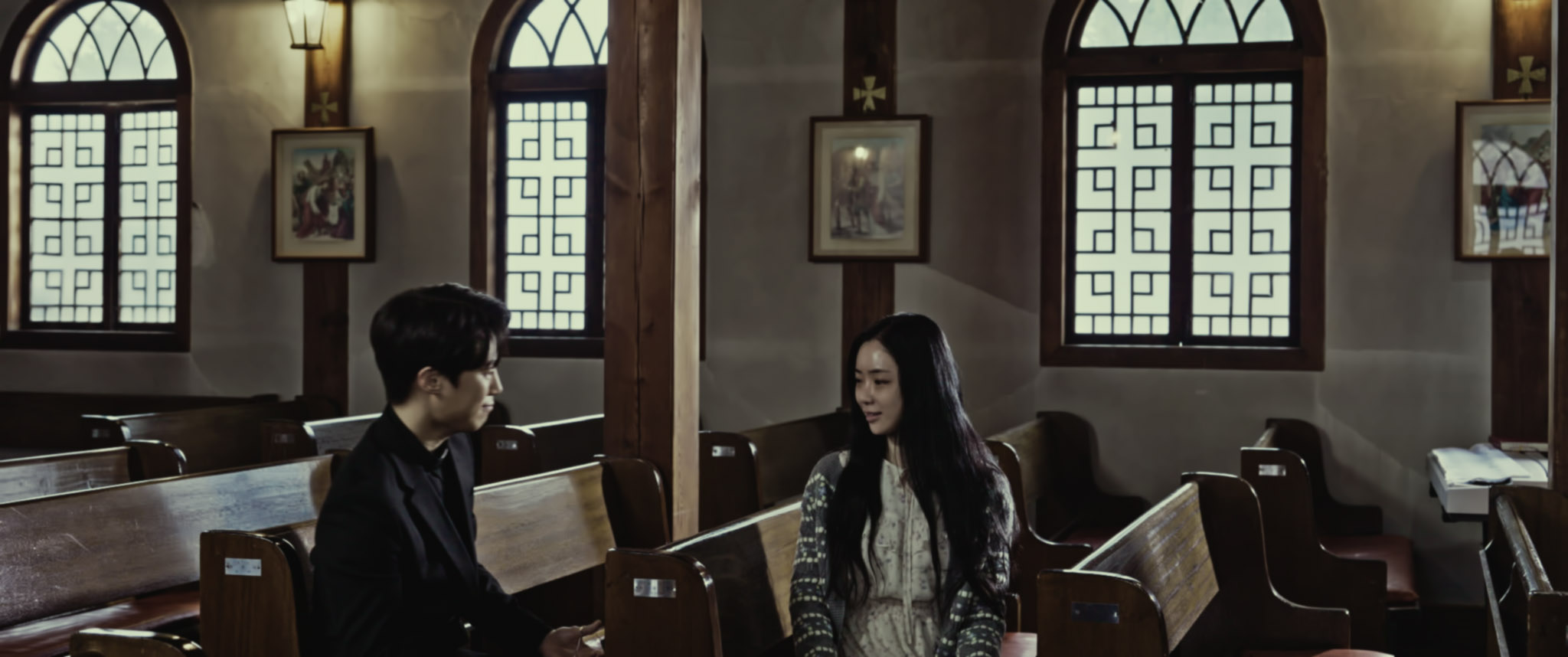 音樂劇演員黃保羅(左)飾演神父，因父親介入而與黃雪兒(右)分手，遂投身神職工作。（天馬行空提供）