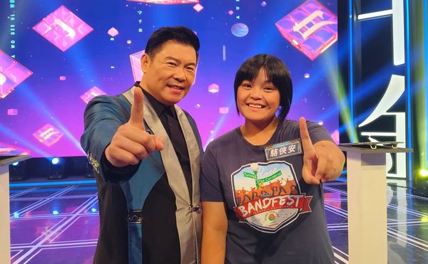 曾國城錄影拿來賓身材開玩笑。（翻攝自臉書）