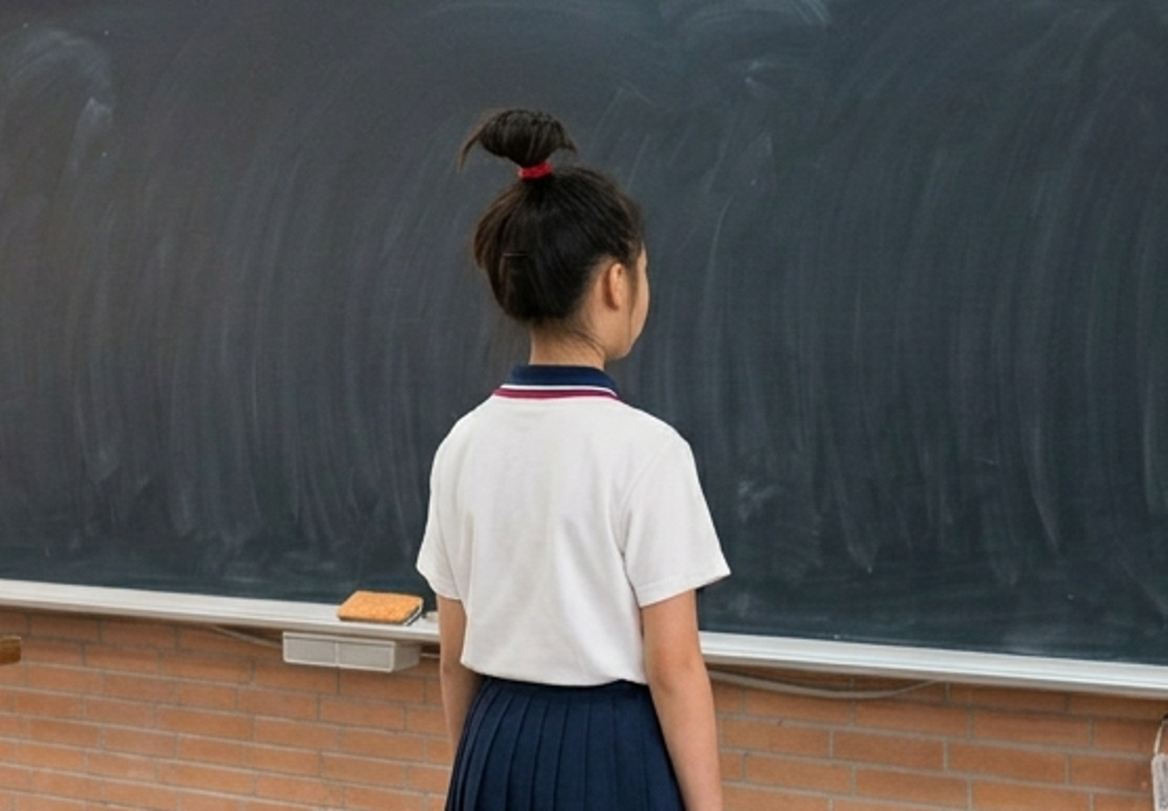 基隆某小學女導師，強行把女學生頭髮綁成「沖天炮」示眾，引起全班同學嘲笑。（示意圖，AI生成）