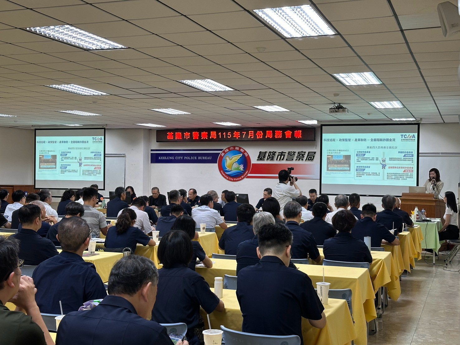 台灣民間反詐騙協會金融暨數位貨幣防詐委員會主委王珮蓓，向基隆市警察局同仁說明區塊鏈金流追蹤、境外交易所調證及遭詐款項扣押返還等實務作法。(台灣民間反詐騙協會提供)