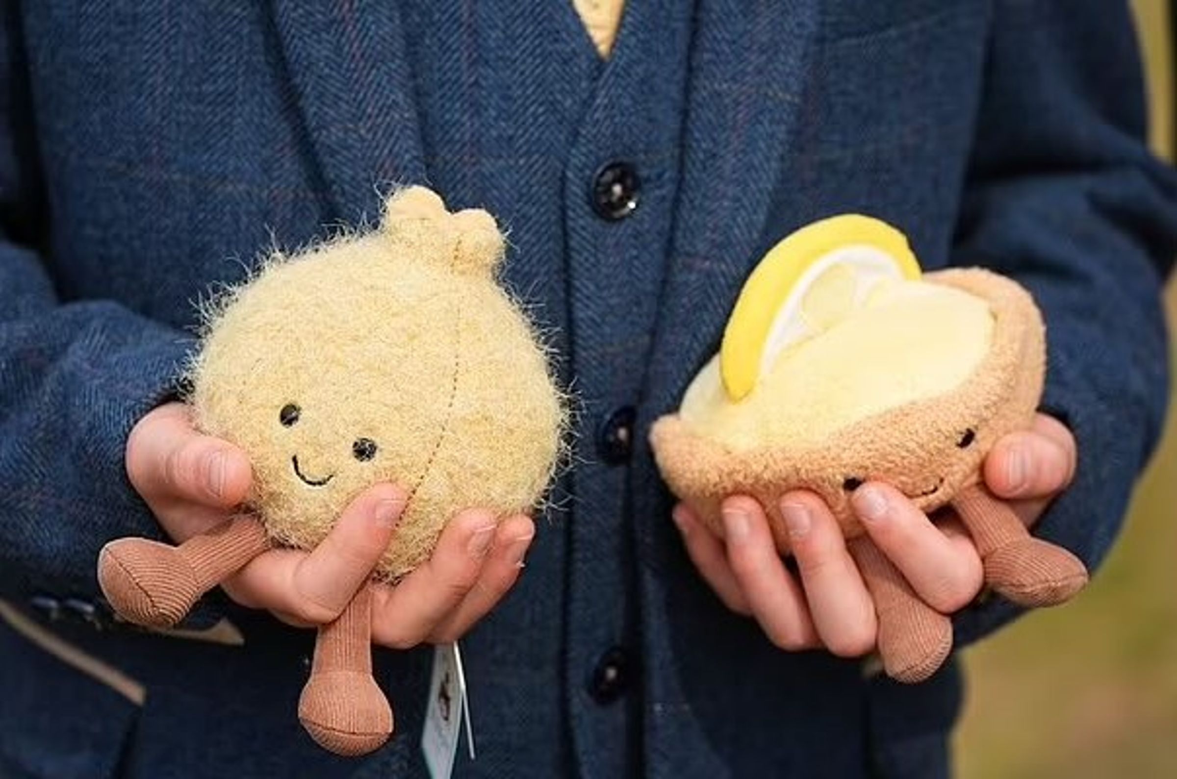 Jellycat「醃洋蔥」娃娃（左）給威廉王子，「檸檬塔」娃娃（右）給凱特王妃。（翻攝X@SabirahLohn）