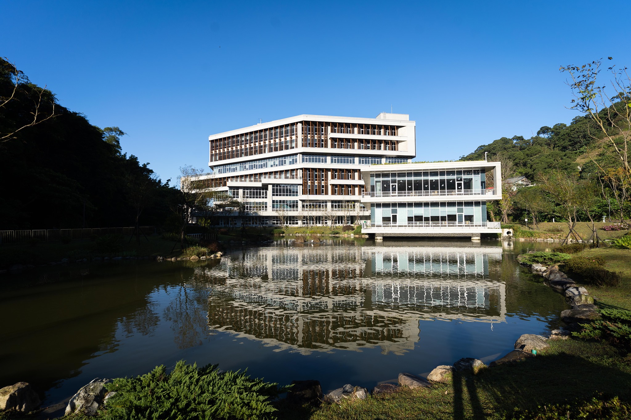 政大達賢圖書館日前開起景觀池及草坡的命名投票活動。（翻攝自臉書「政治大學達賢圖書館」）