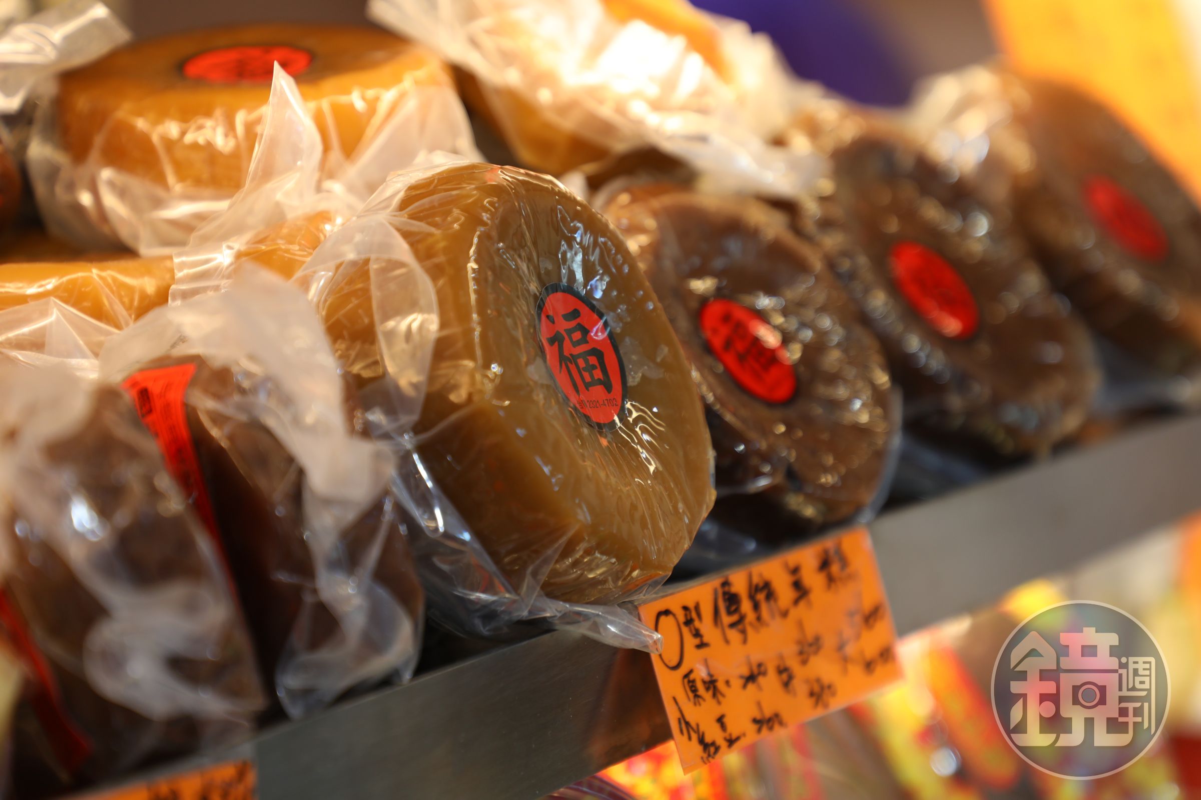 貼了「福」的「O型傳統年糕」,有原味、紅豆兩種口味。(小號原味240元/個,紅豆260元/個)