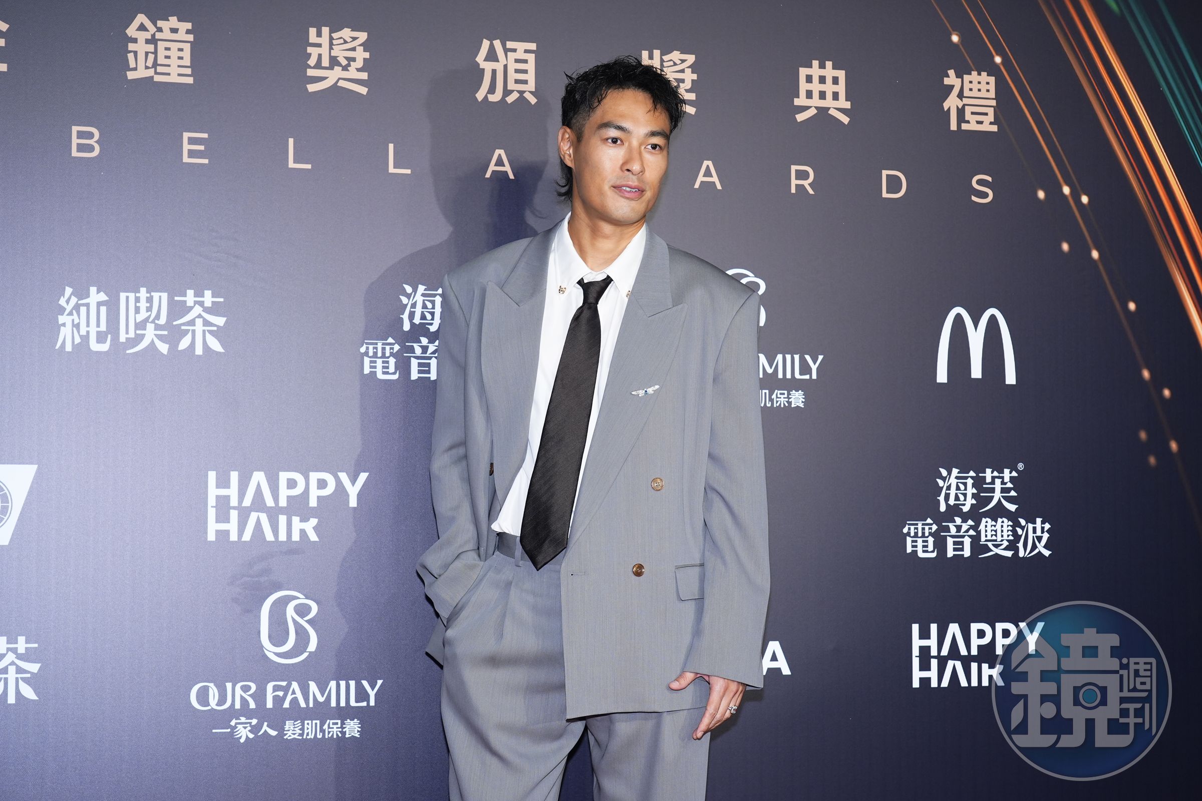 楊祐寧以淺灰色復古西裝亮相，寬肩設計搭配厚墊肩與微箱型剪裁，穿出隨性又有型的鬆弛感。