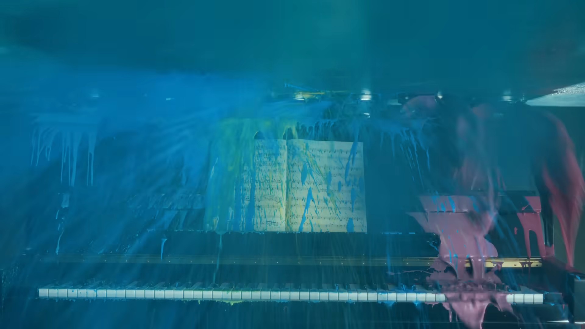 蘋果最新款iPad Pro名為「Crush」的宣傳廣告「輾壓」創作工具的畫面引發不少爭議，蘋果因此出面道歉。（翻攝自Apple YouTube頻道）