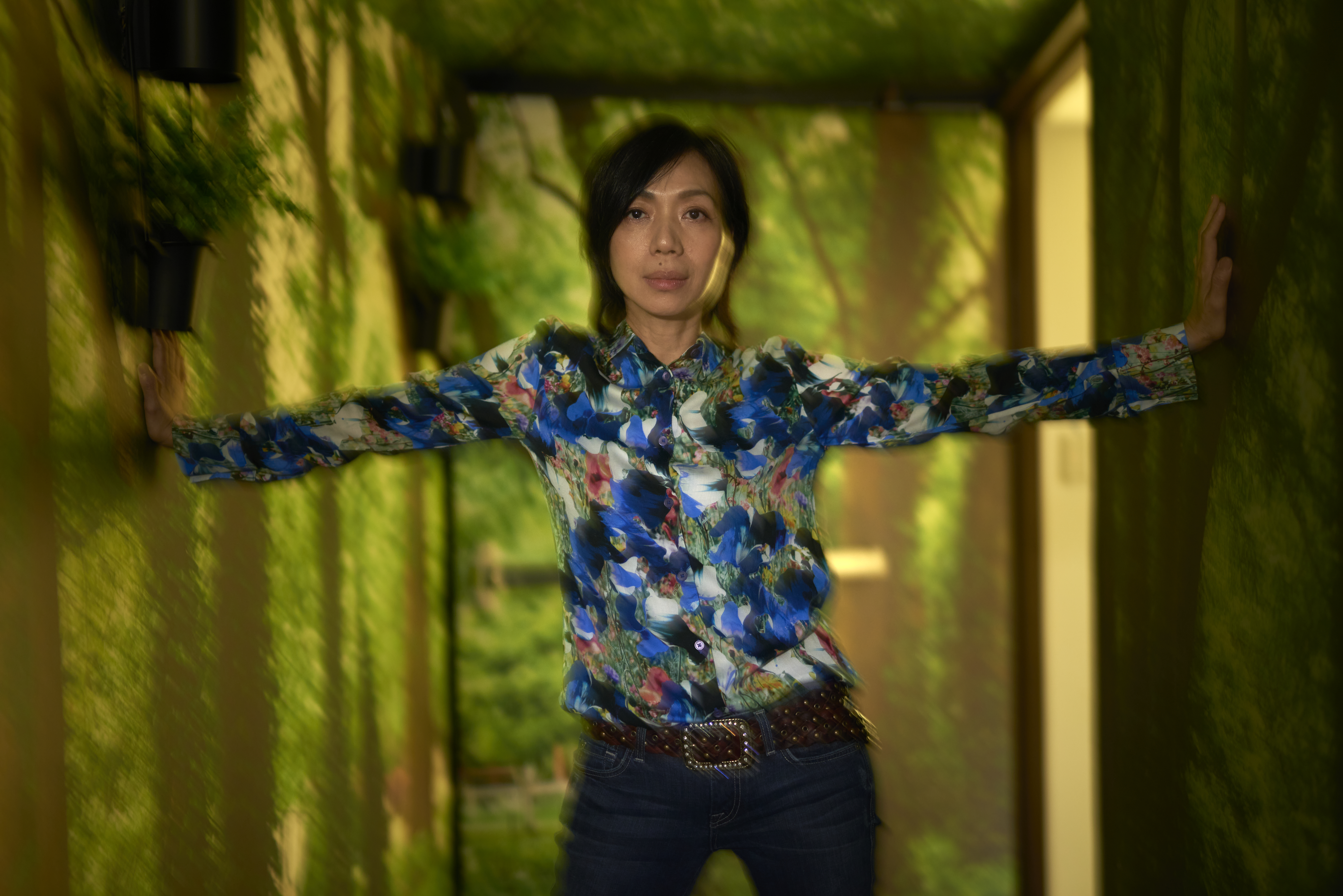 一開始萬芳希望張吉安還是找馬來西亞的素人來演出比較恰當，沒想到張吉安竟端出梁朝偉演了《悲情城市》的理由說服她接拍。