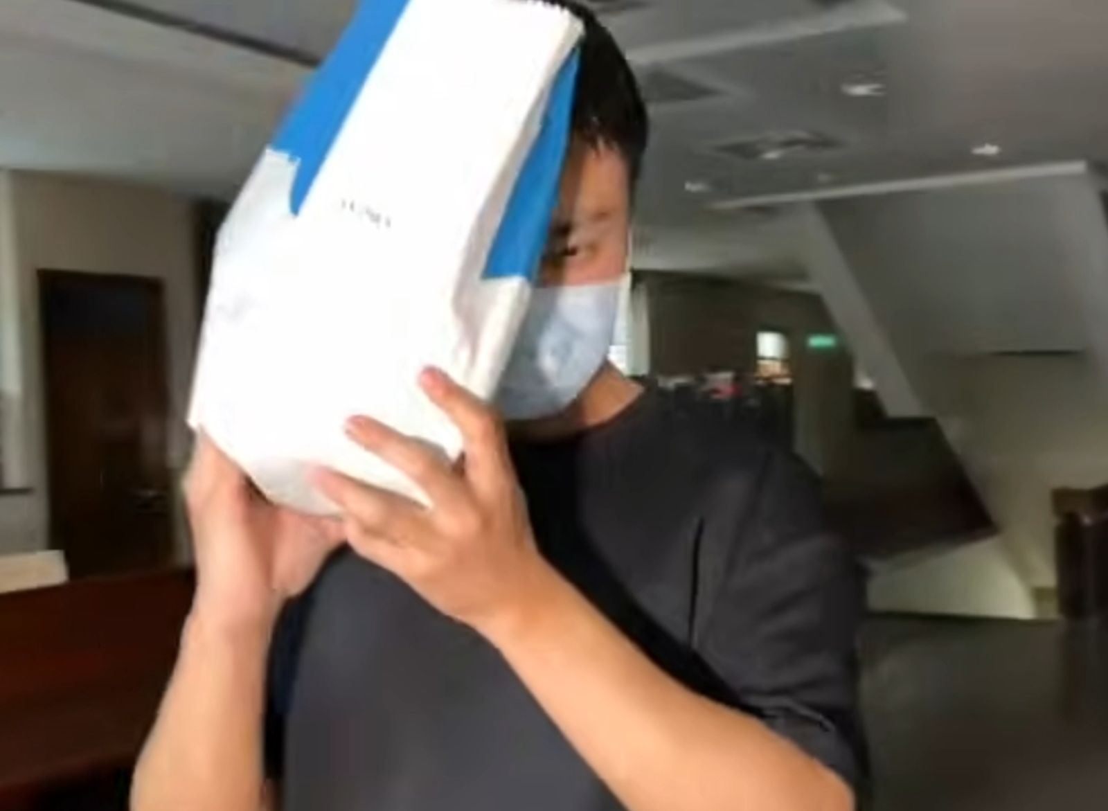 曾被女毒蟲搭訕!帥男警「遭搜出毒品」交保跑給記者追 警政署火速開鍘免職