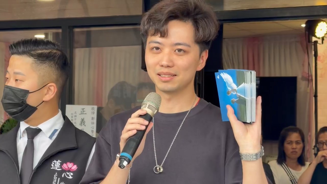 龍姓男友胸前掛著對戒,感謝親友們今來送鄭詠心最後一程,並準備小卡片讓大家紀念鄭詠心。(鏡新聞)