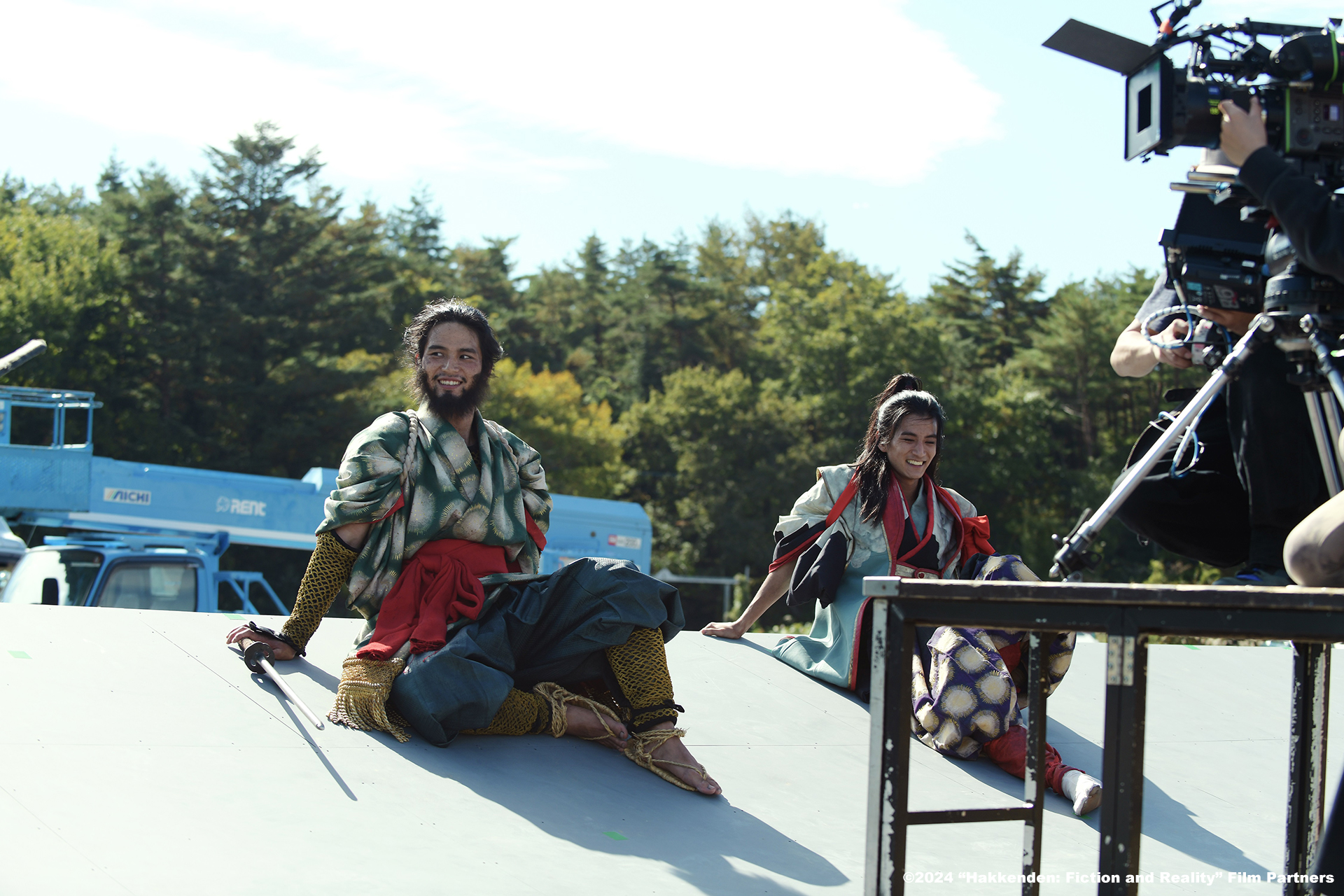 渡邊圭祐（右）與水上恒司（左）重現《八犬傳》中經典的芳流閣決鬥，兩人在僅10公尺高的屋簷上拍攝，特效團隊再利用後製做出高度。（原創娛樂提供）