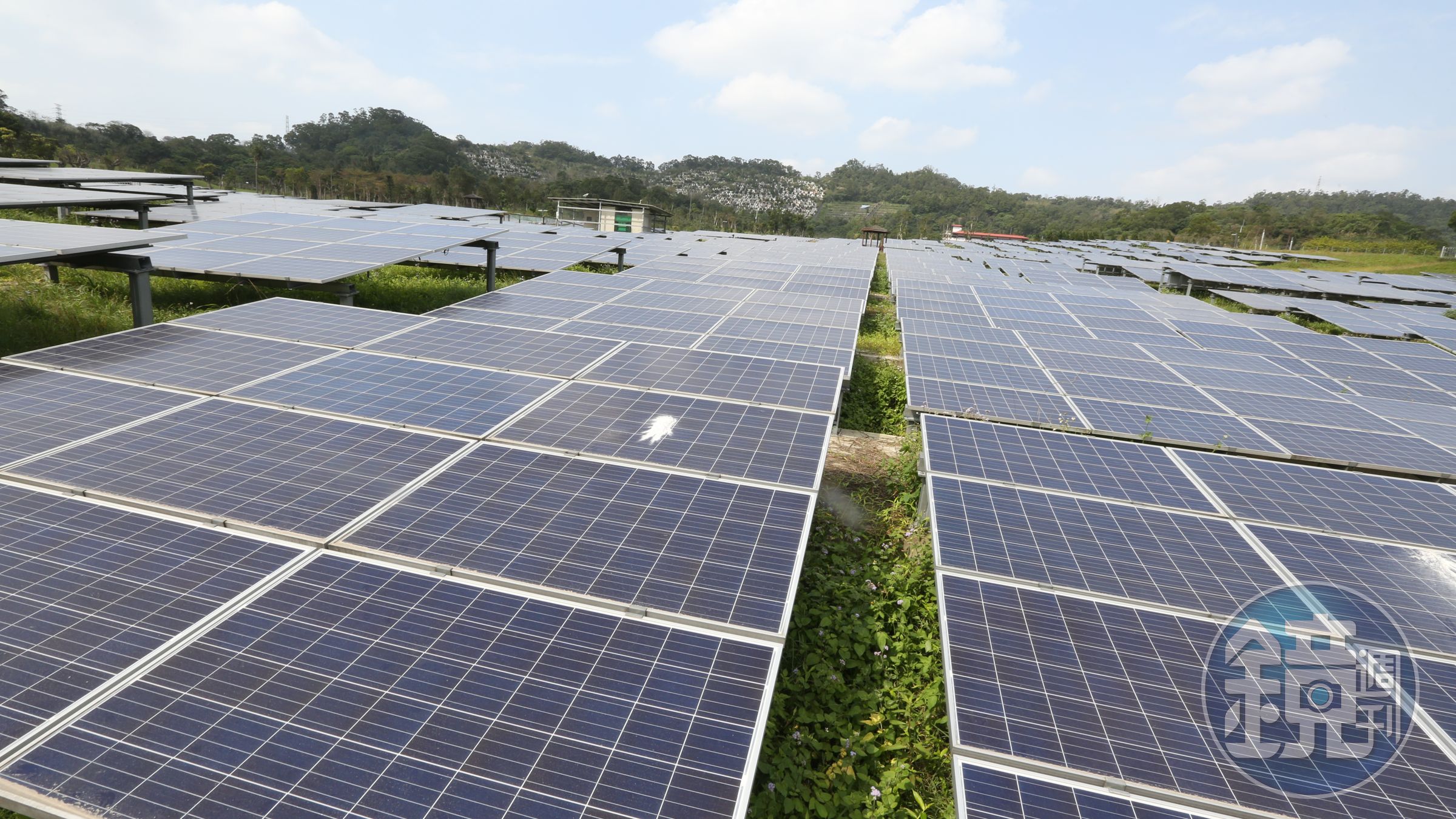 太陽光電產業七大公協會表示，立法院修法若將低度開發的光電，加諸比火力電廠、核電廠更高的審查障礙，將嚴重違反國際潮流，進而成為阻礙綠能發展的全球孤例。