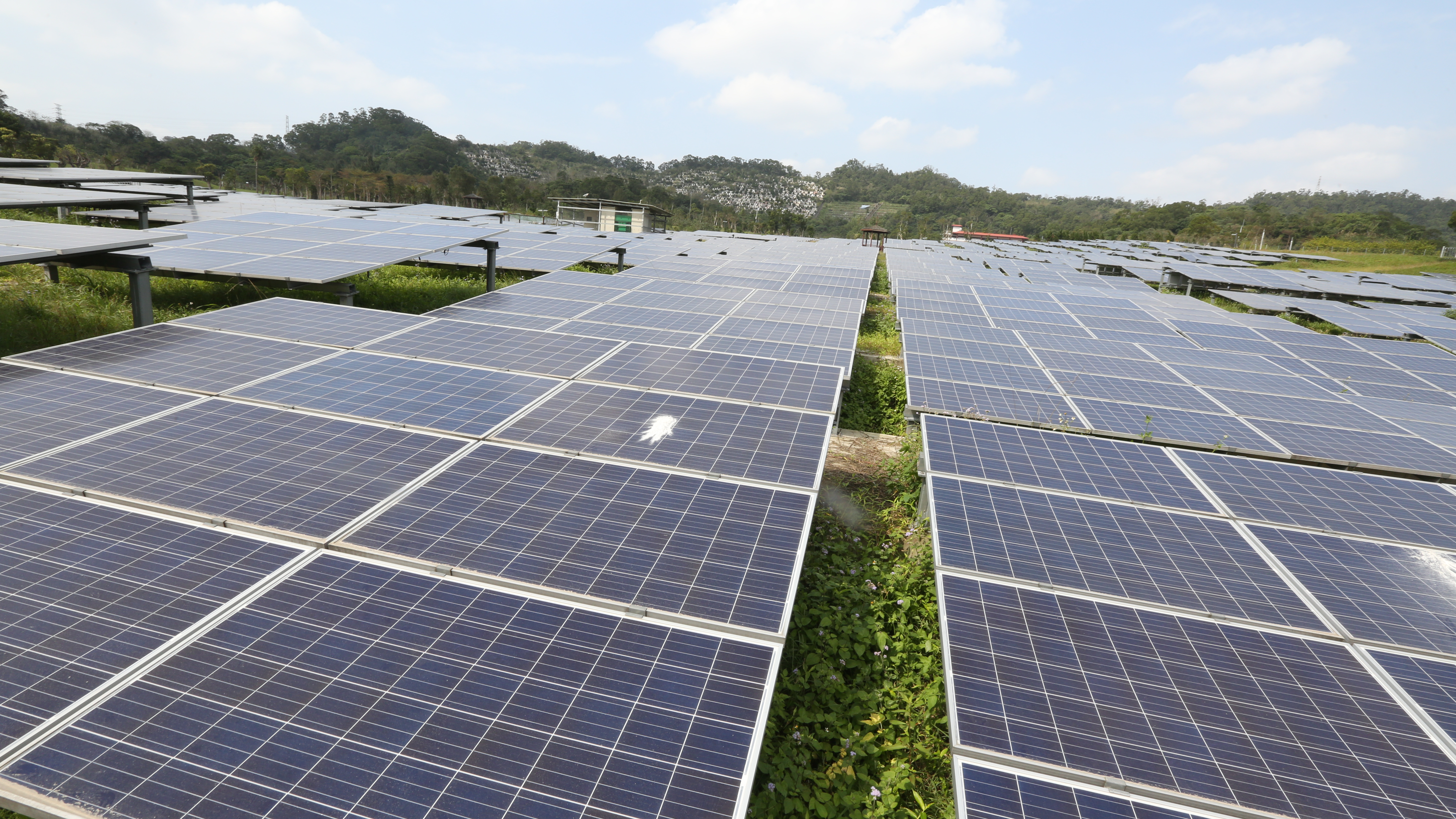 太陽光電產業七大公協會表示，立法院修法若將低度開發的光電，加諸比火力電廠、核電廠更高的審查障礙，將嚴重違反國際潮流，進而成為阻礙綠能發展的全球孤例。