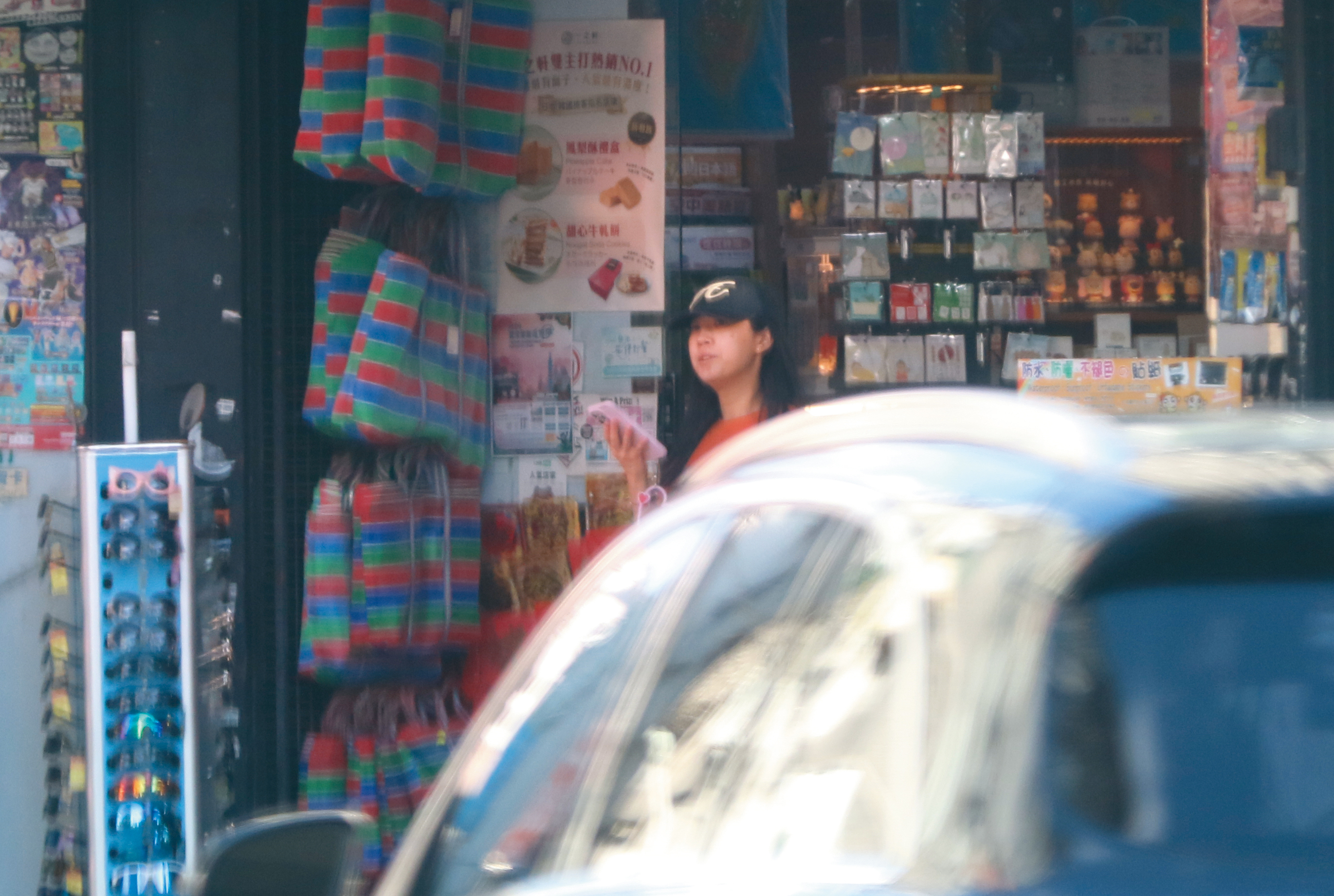 10月7日16:07,方志友帶著兒女進書店快速採買。