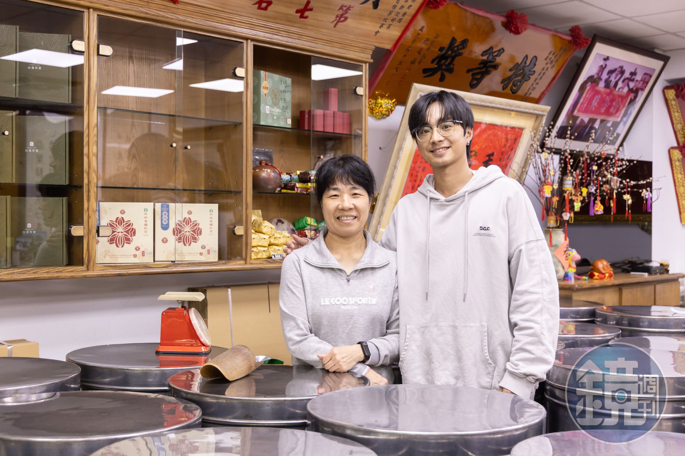 尚德茶堂曾家四口齊心協力,爸爸與哥哥曾弘毅(右)主要負責種茶製茶、媽媽許培玲(左)顧店待客、妹妹負責影片與行銷。