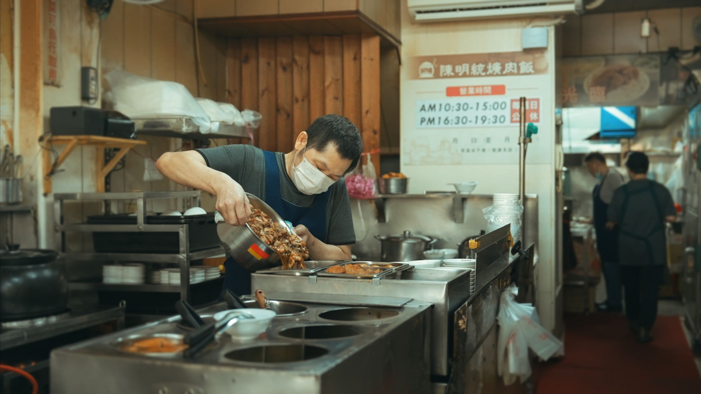 電影走訪不同的爌肉飯店，挖掘家族三代人堅守一碗爌肉飯背後的故事與時代變遷。（世界柔軟提供）